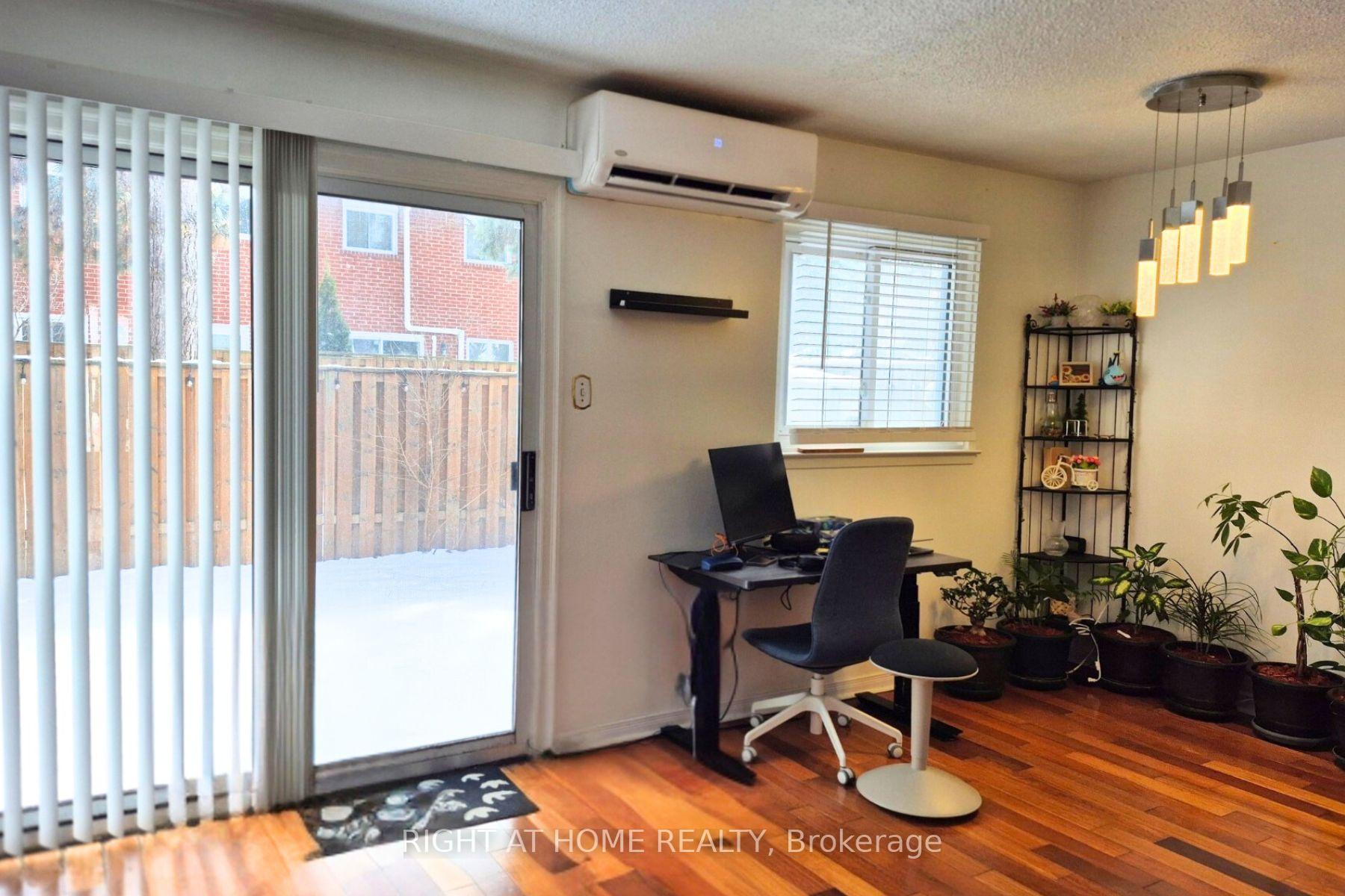 Photo 4 of 72 Niles Way, Markham, Aileen-Willowbrook — HOMEH
