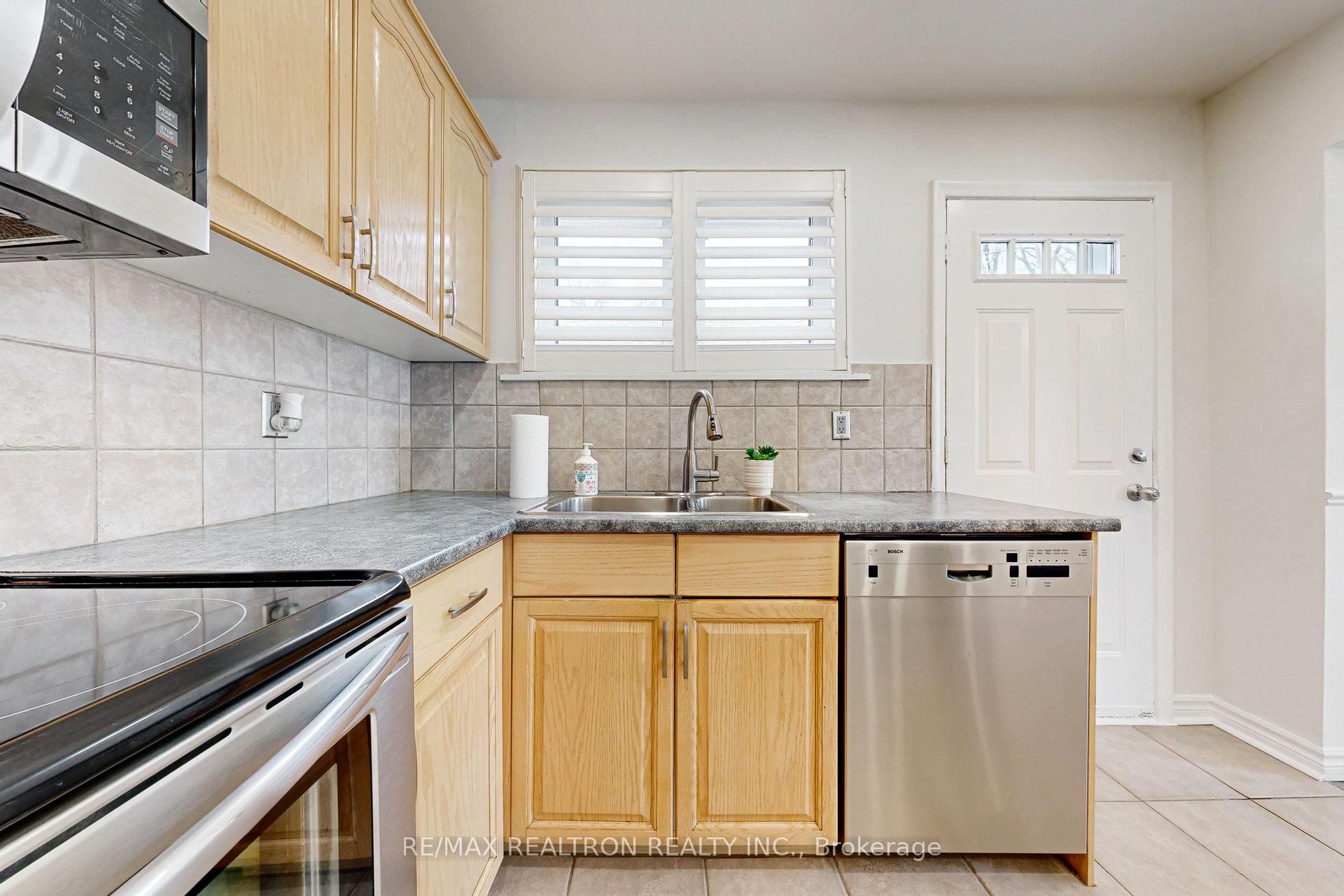 Photo 9 of 103 Aurora Heights Drive, Aurora, Aurora Heights — HOMEH