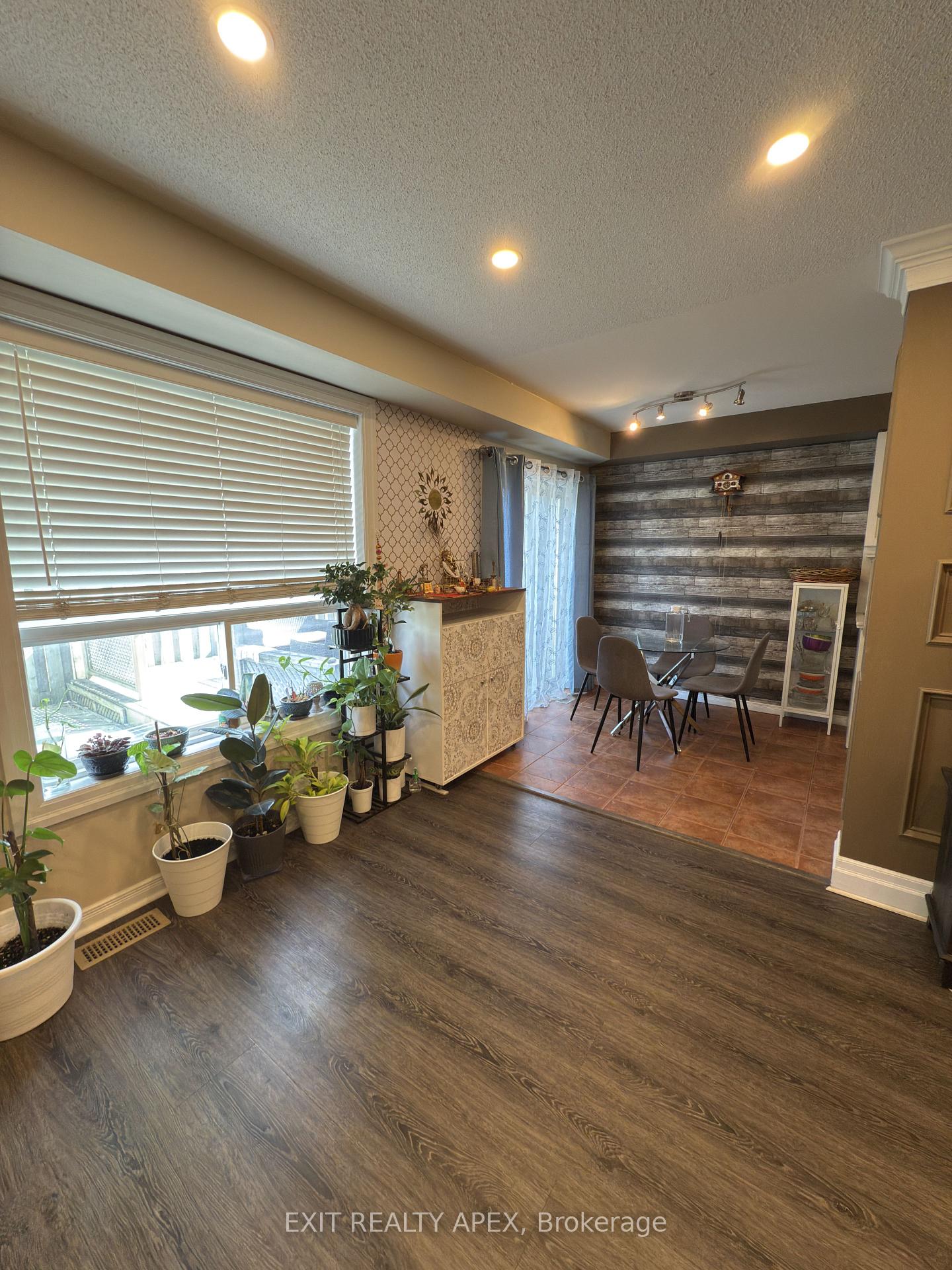Photo 5 of Unit 9, 76 Frances Avenue, Hamilton, Lakeshore — HOMEH