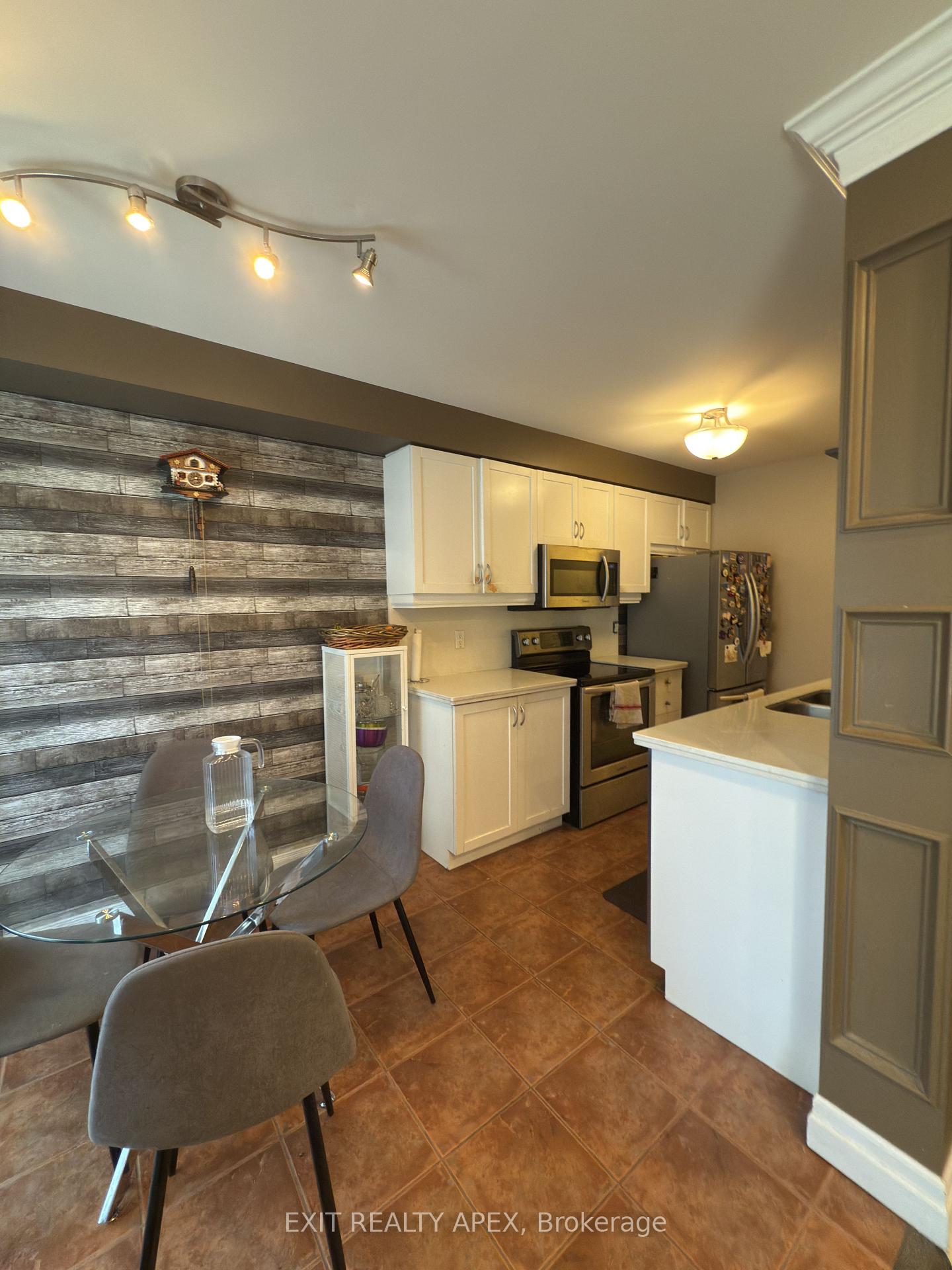 Photo 7 of Unit 9, 76 Frances Avenue, Hamilton, Lakeshore — HOMEH
