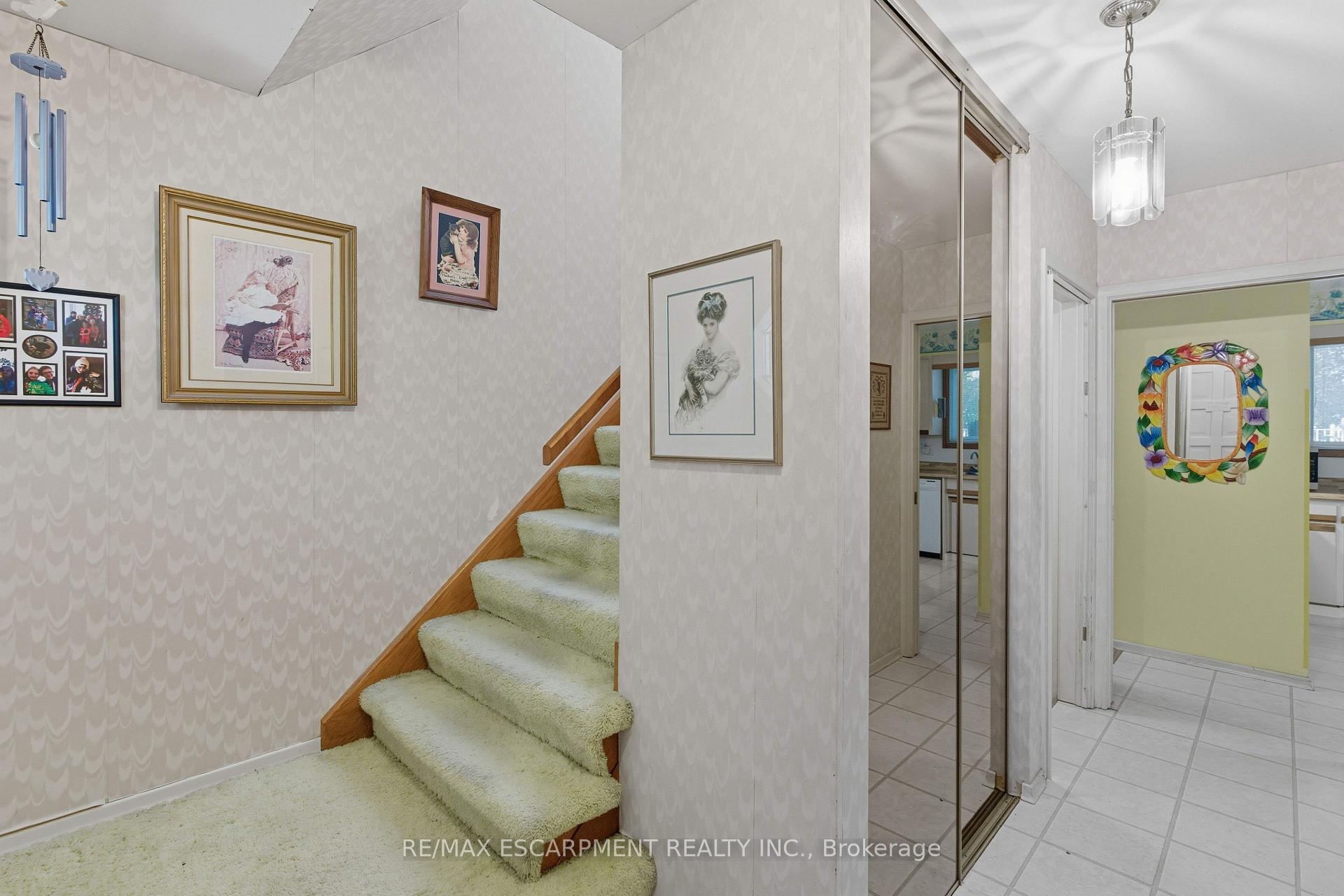 Photo 4 of 20 Crestwood Drive, Cambridge — HOMEH