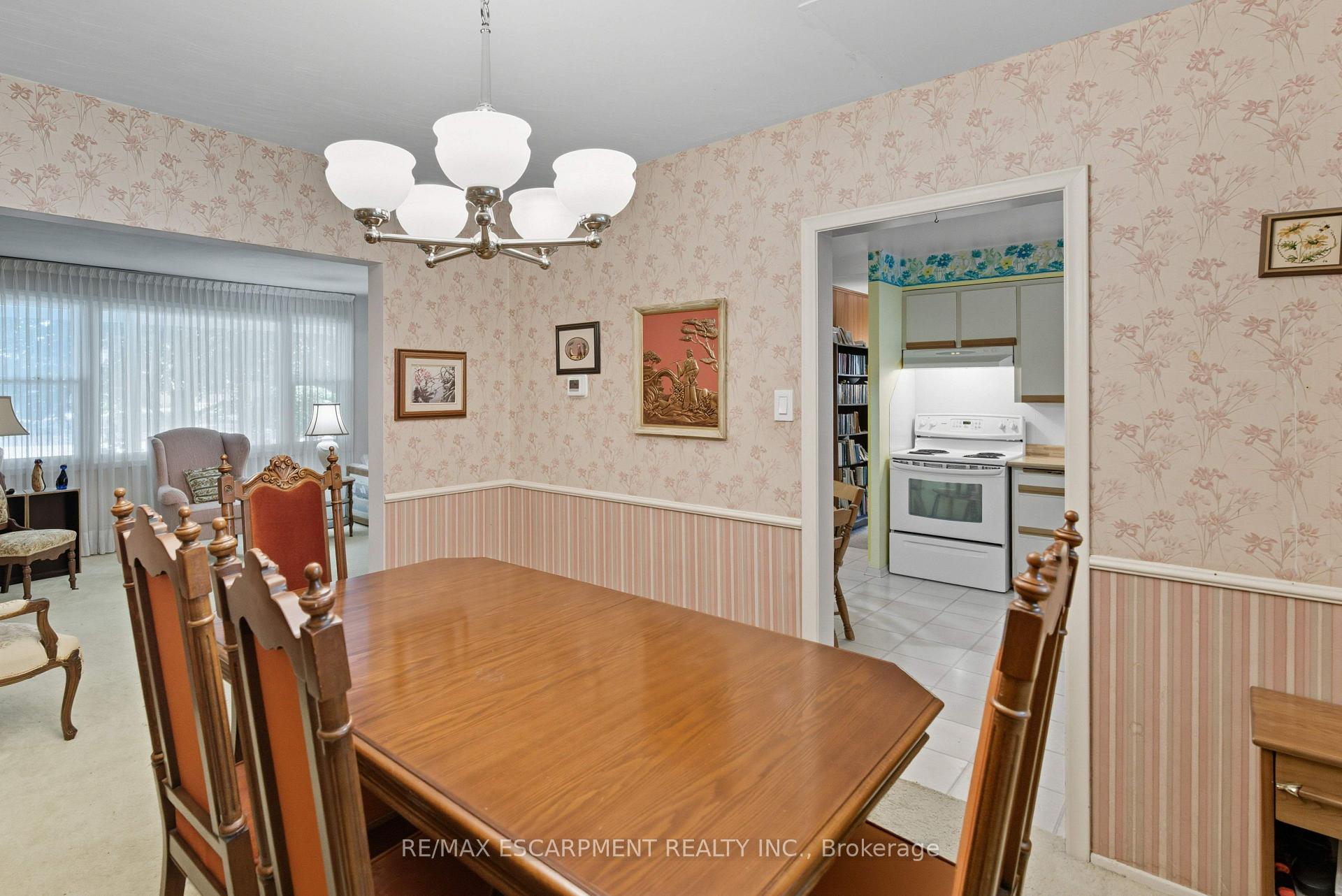 Photo 13 of 20 Crestwood Drive, Cambridge — HOMEH