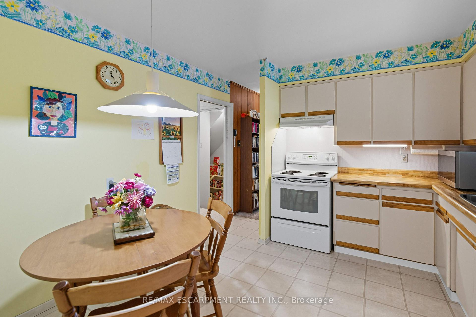 Photo 9 of 20 Crestwood Drive, Cambridge — HOMEH