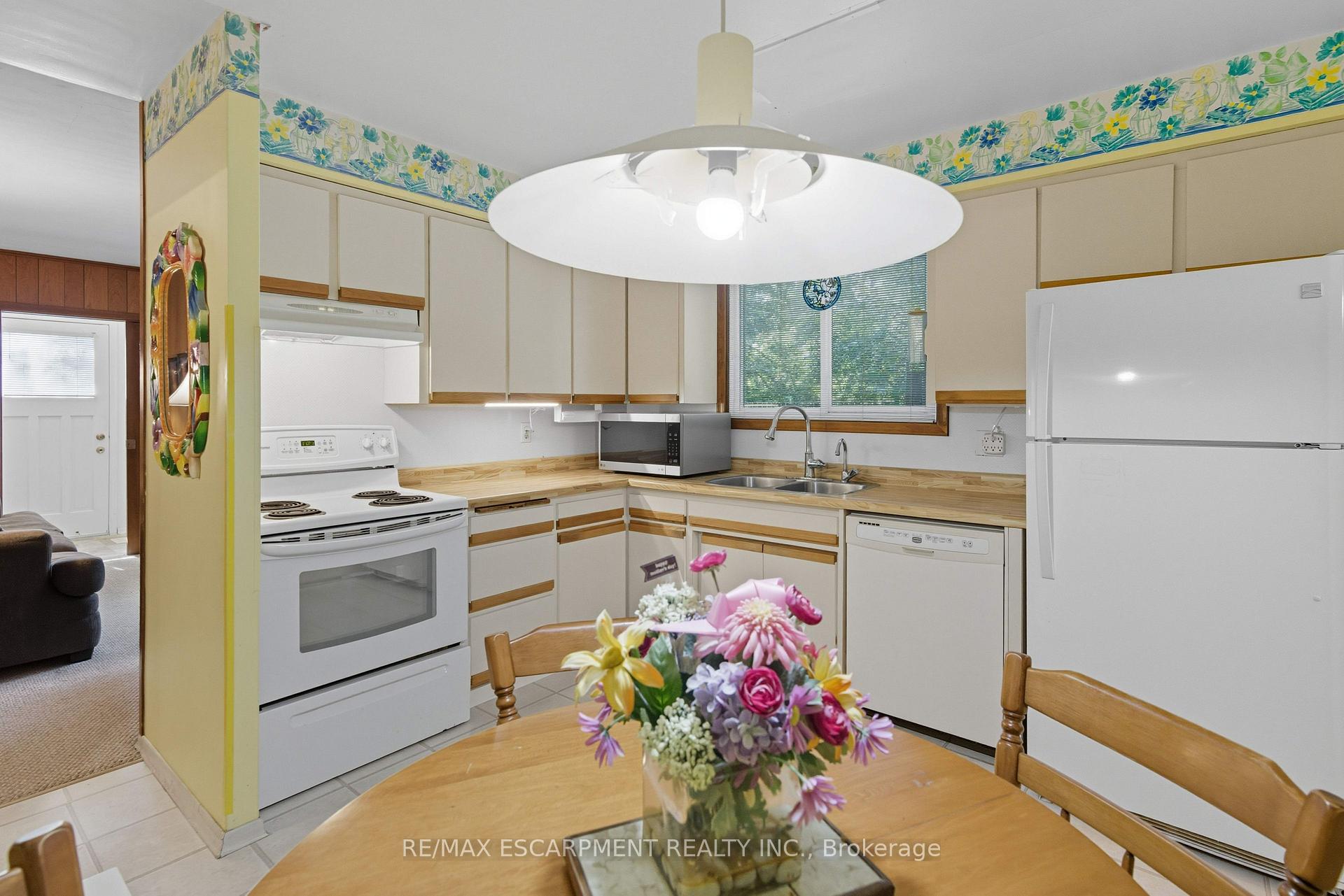 Photo 5 of 20 Crestwood Drive, Cambridge — HOMEH