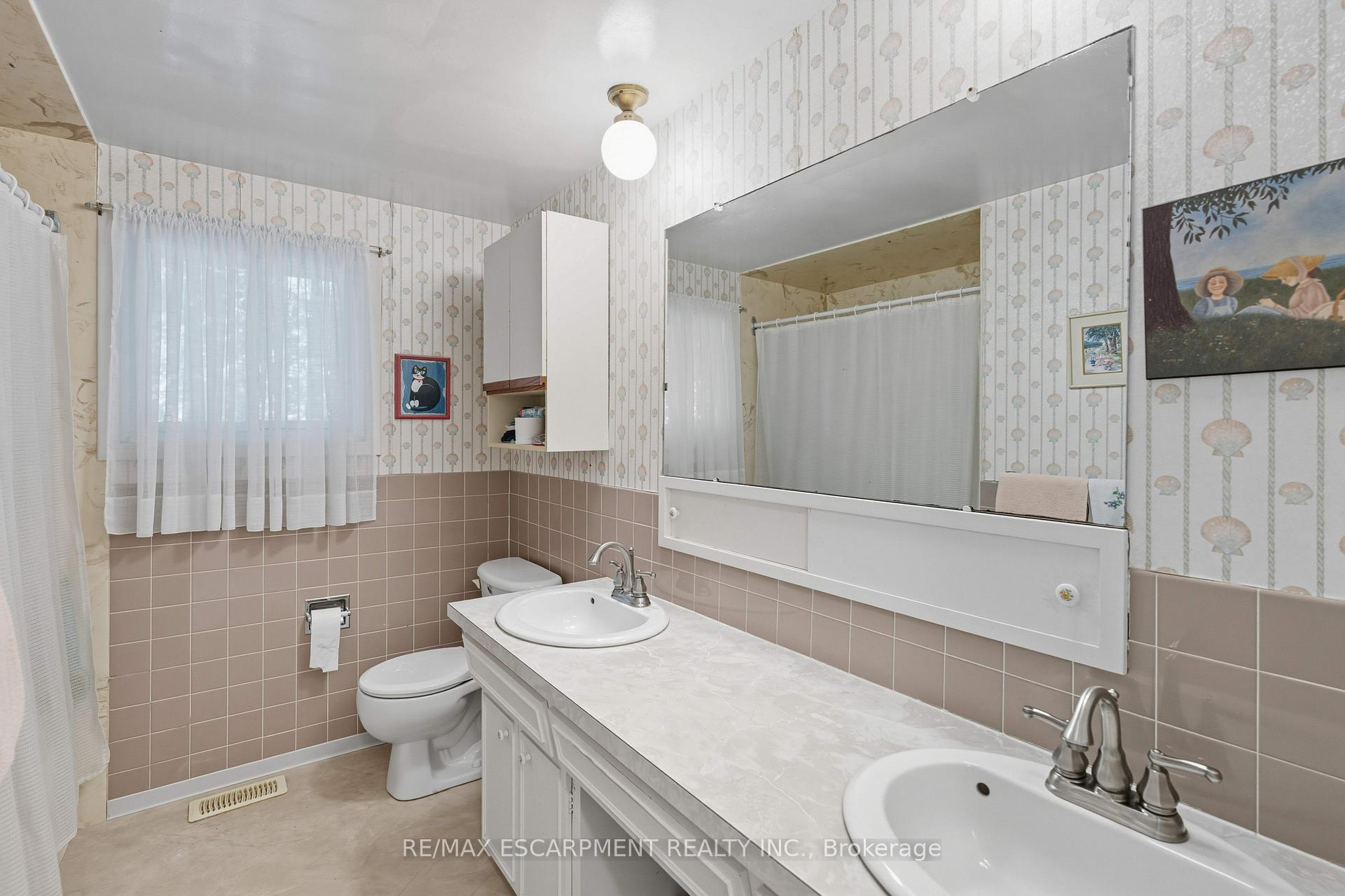Photo 18 of 20 Crestwood Drive, Cambridge — HOMEH