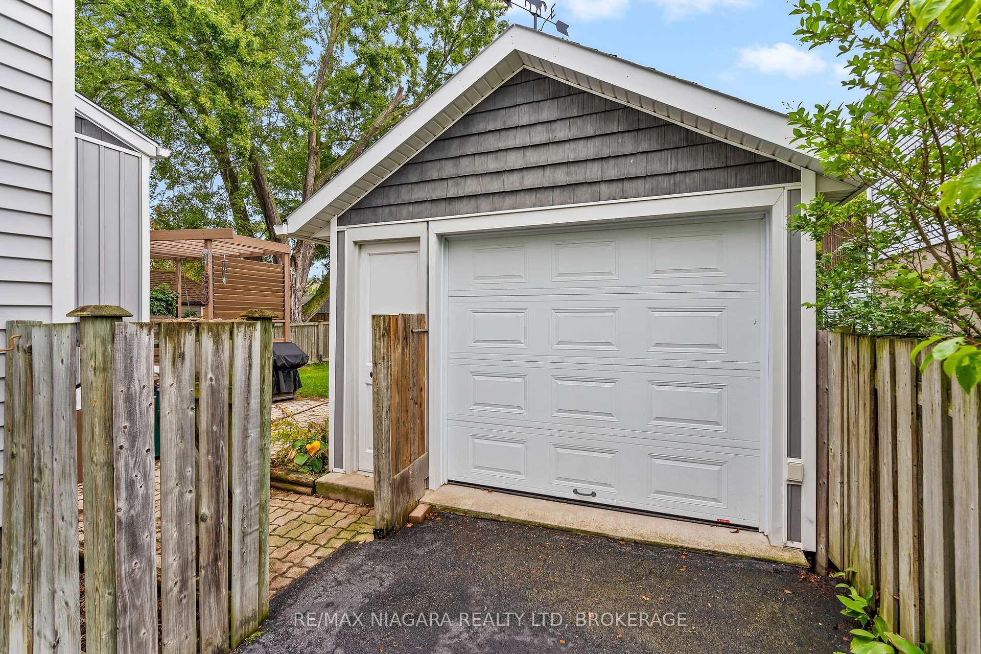 Photo 5 of 118 Dufferin Street E, St. Catharines, Downtown — HOMEH