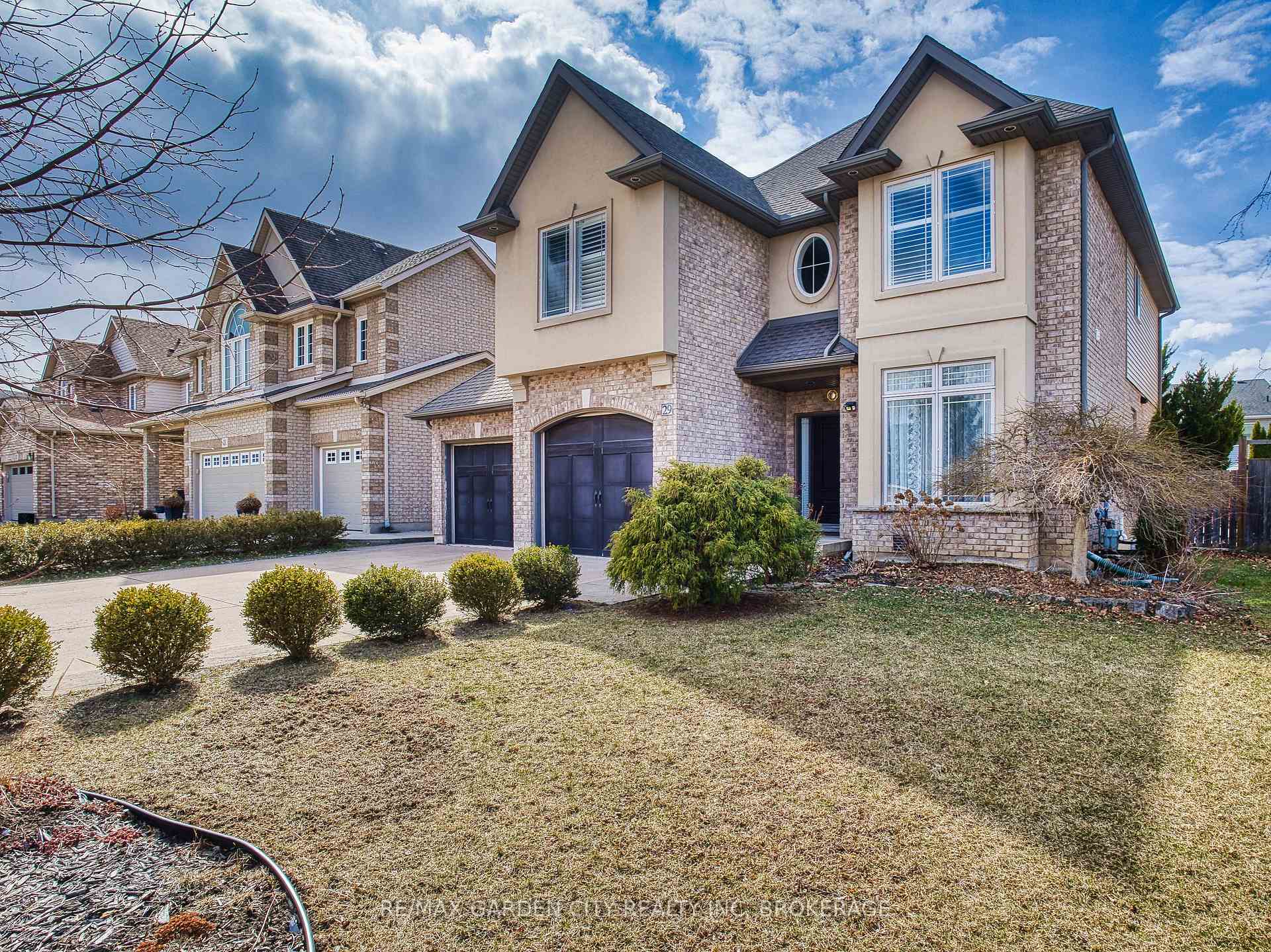 Photo 1 of 29 Agincourt Crescent, St. Catharines, Rykert/Vansickle — HOMEH