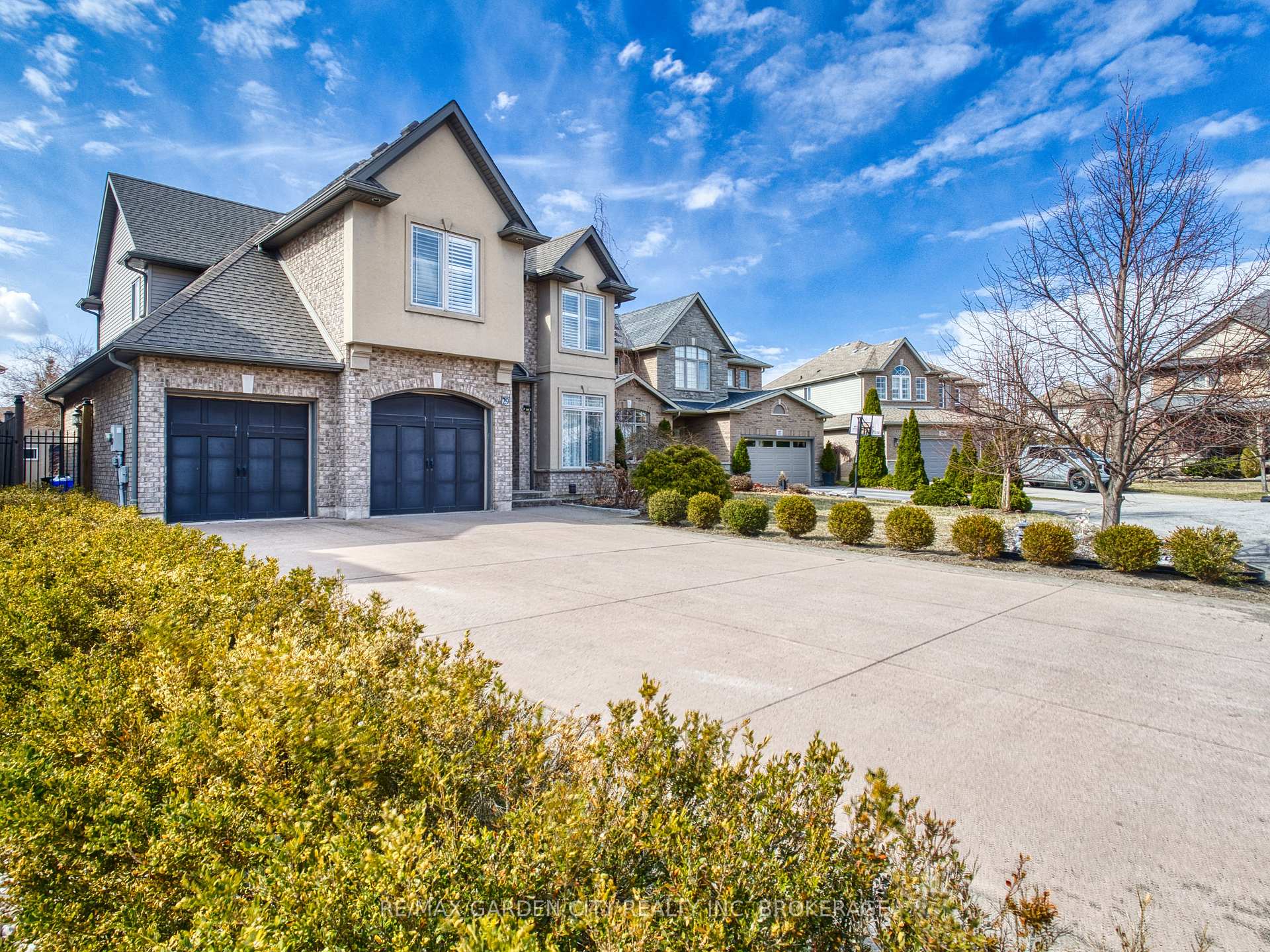 Photo 2 of 29 Agincourt Crescent, St. Catharines, Rykert/Vansickle — HOMEH