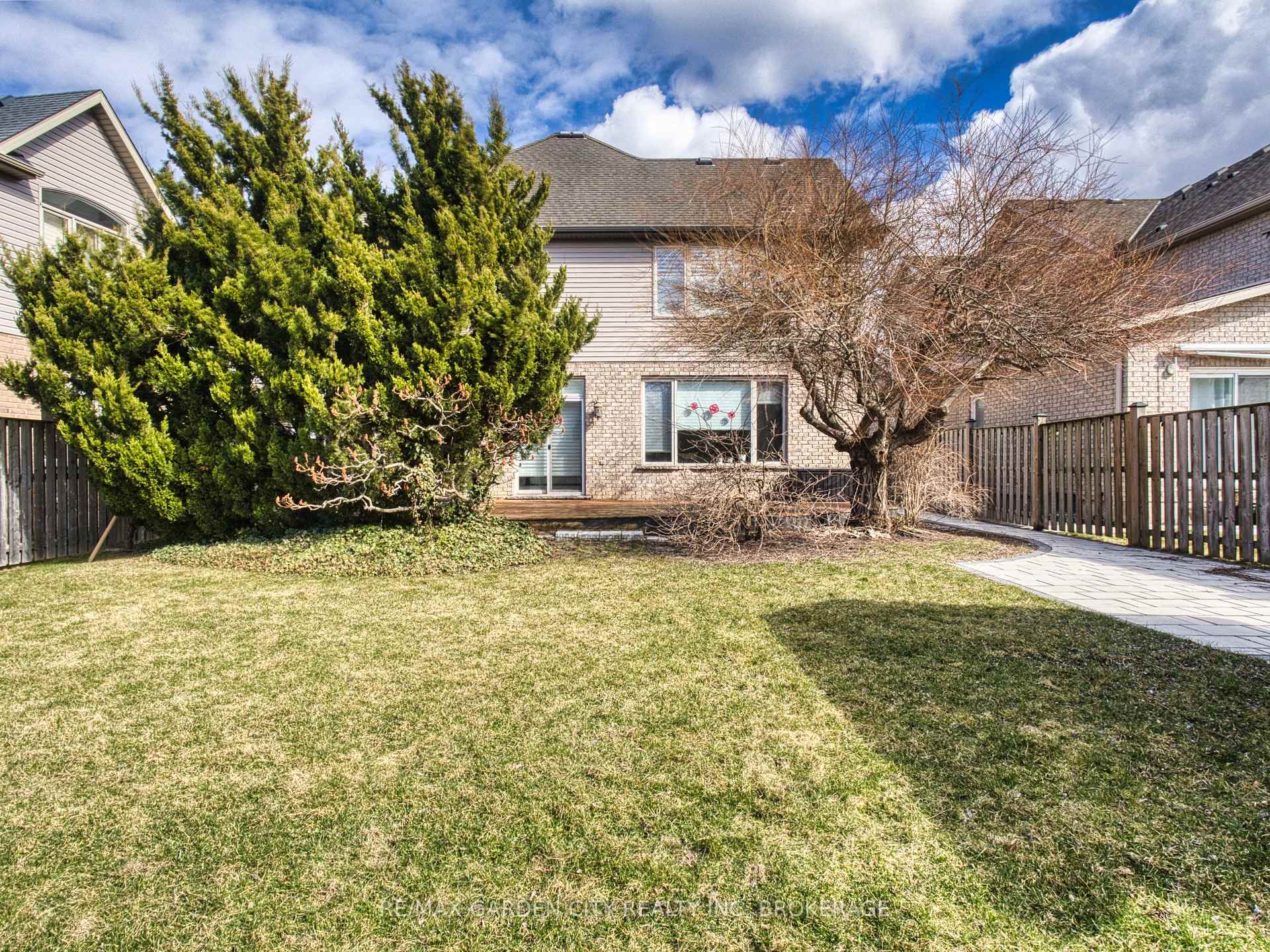 Photo 3 of 29 Agincourt Crescent, St. Catharines, Rykert/Vansickle — HOMEH