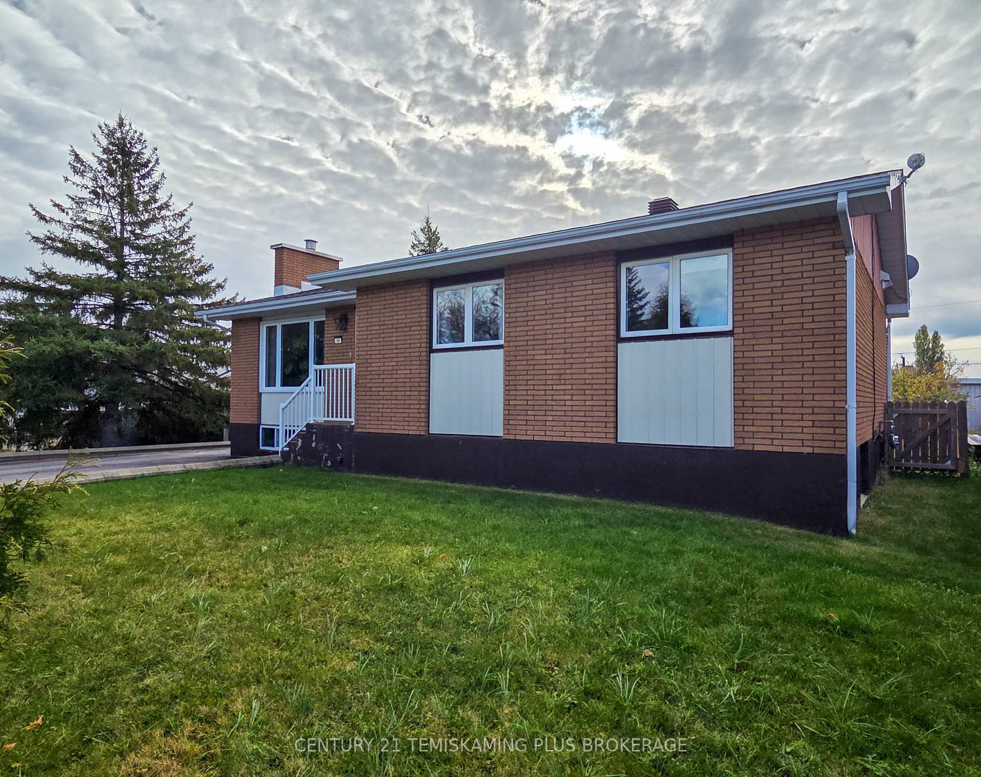 Photo 2 of 29 Eleventh Street, Armstrong, Earlton — HOMEH