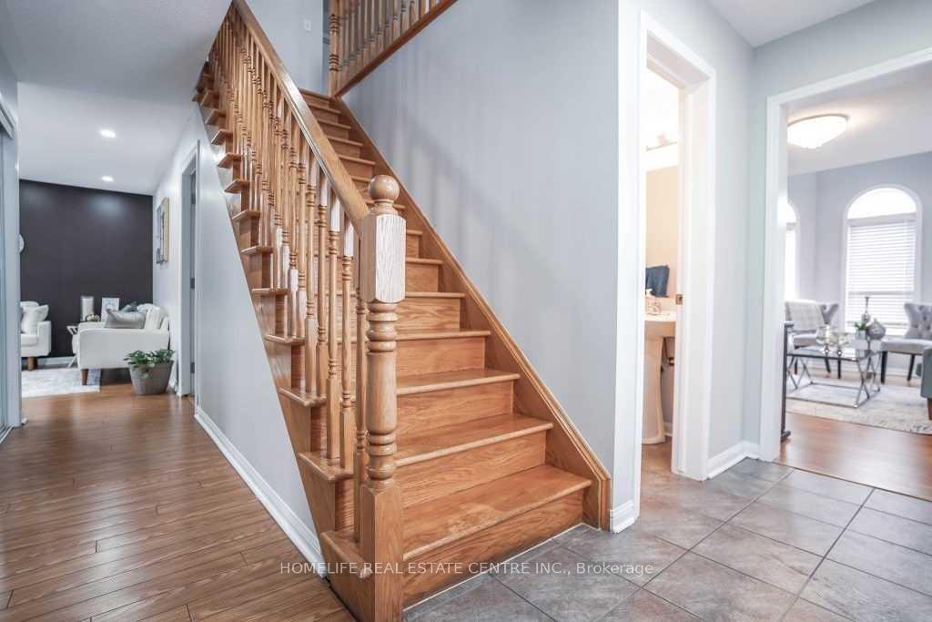 Photo 4 of 2 Chudleigh Avenue, Brampton, Credit Valley — HOMEH