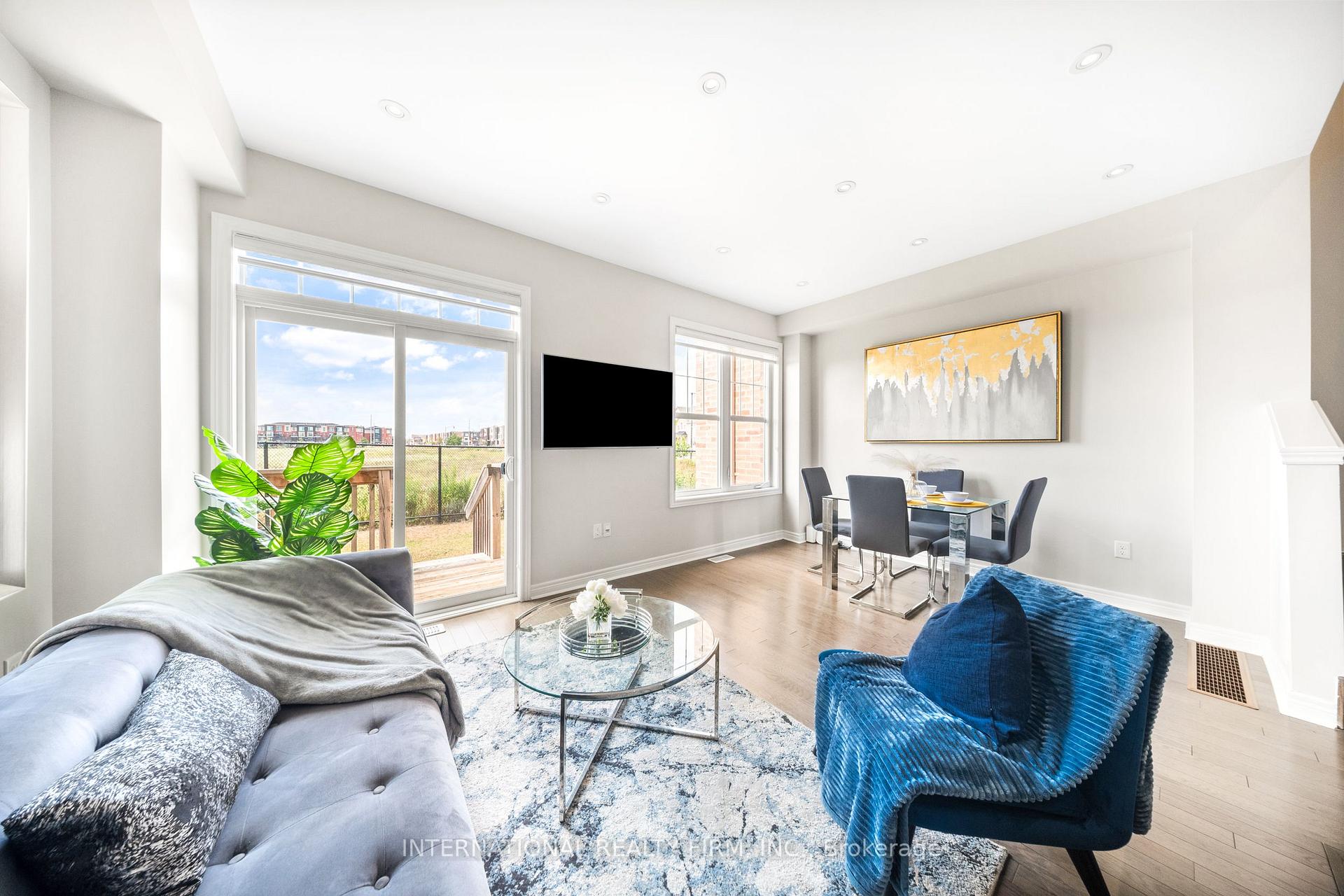 Photo 10 of 8 Hogan Manor Drive, Brampton, Northwest Brampton — HOMEH
