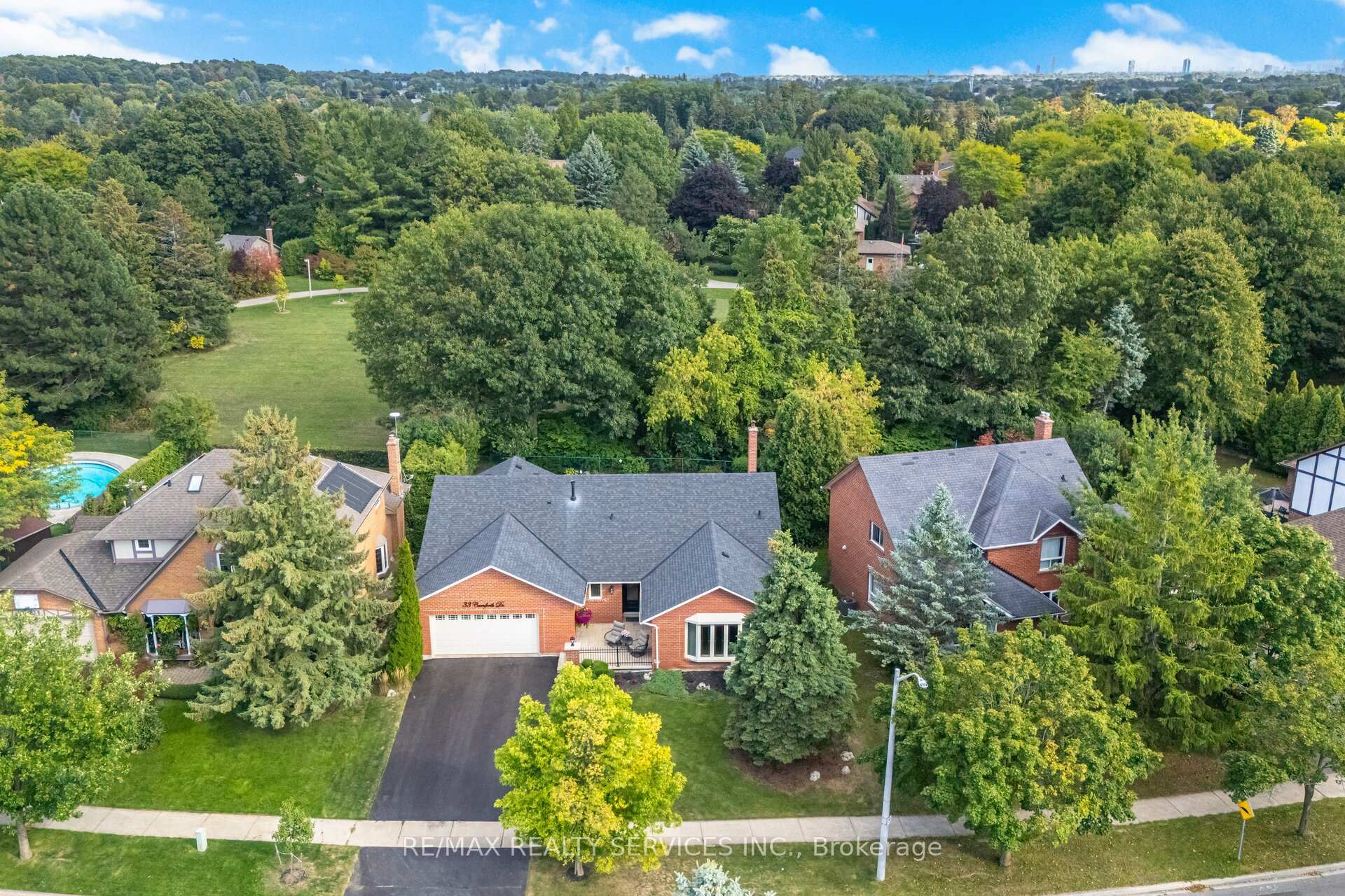 Photo 2 of 33 Carnforth Drive, Brampton, Snelgrove — HOMEH