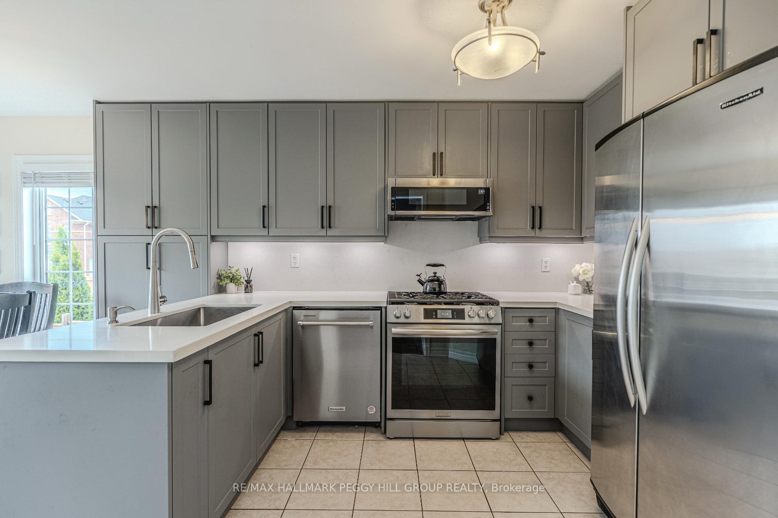 Photo 4 of 42 Succession Crescent, Barrie, Innis-Shore — HOMEH