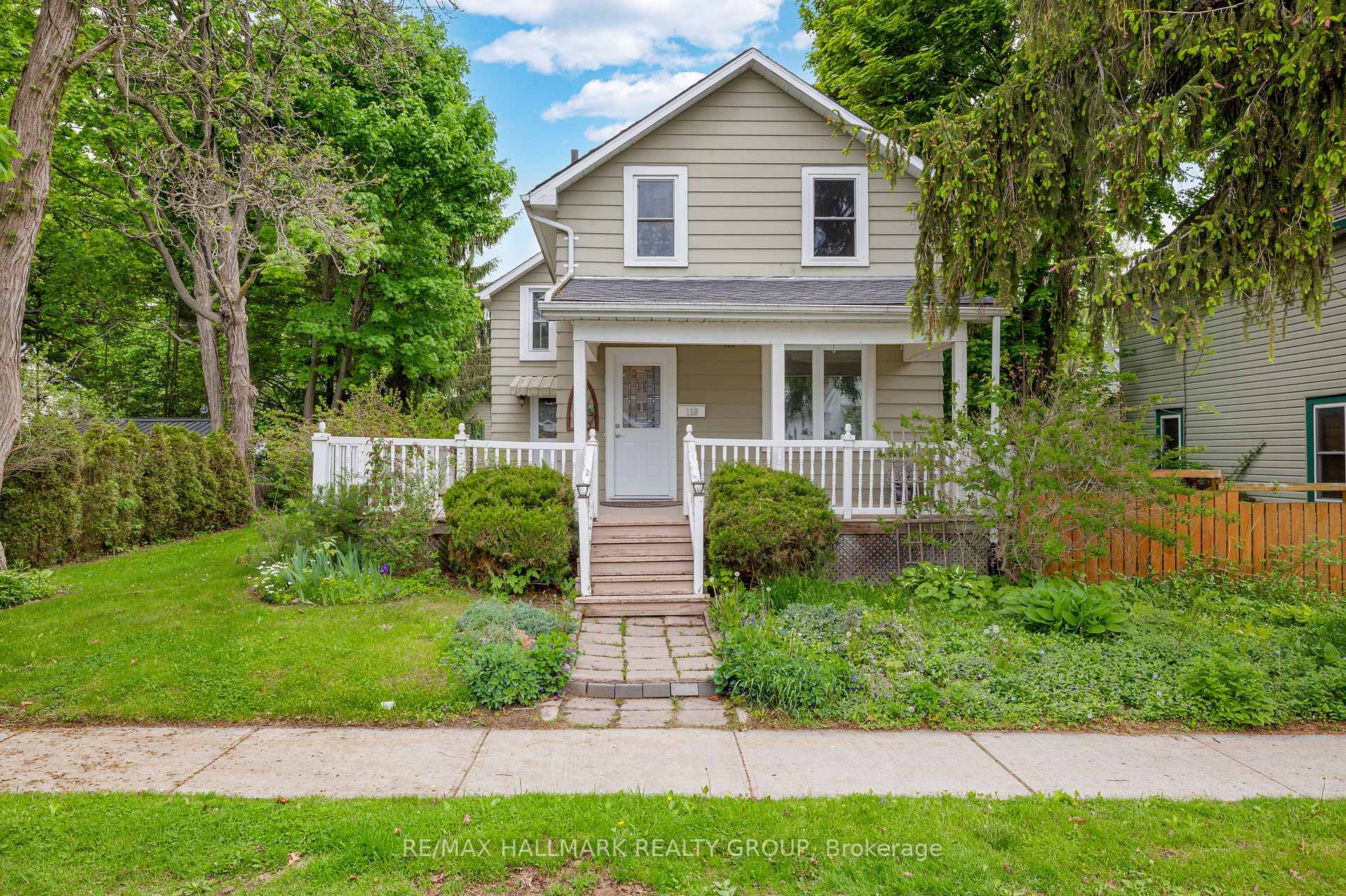 Photo 2 of 118 Wellington Street, Gananoque — HOMEH