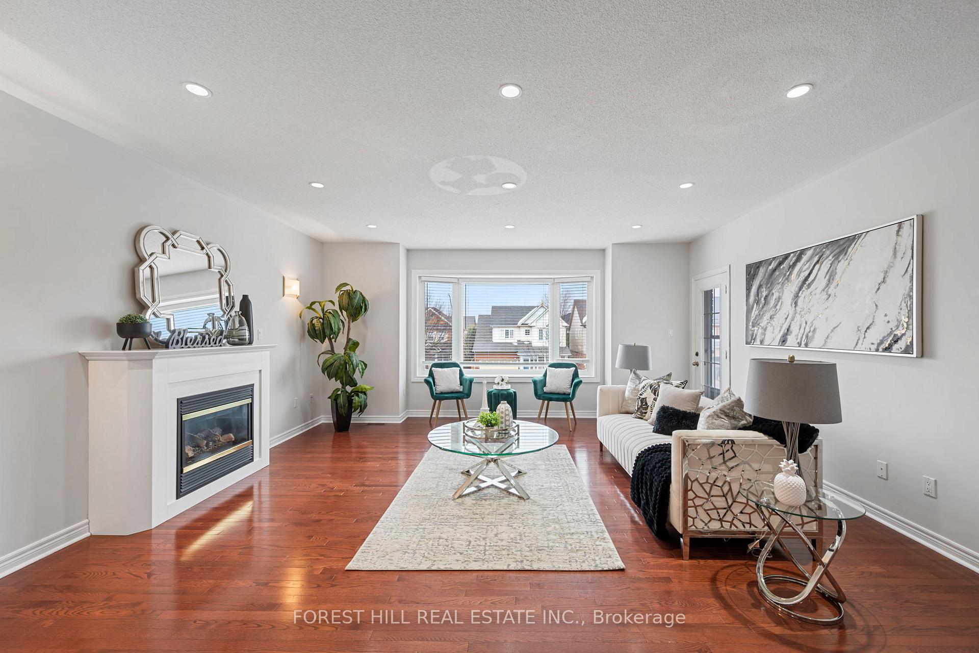Photo 10 of 99 Gateway Drive, Aurora, Bayview Wellington — HOMEH