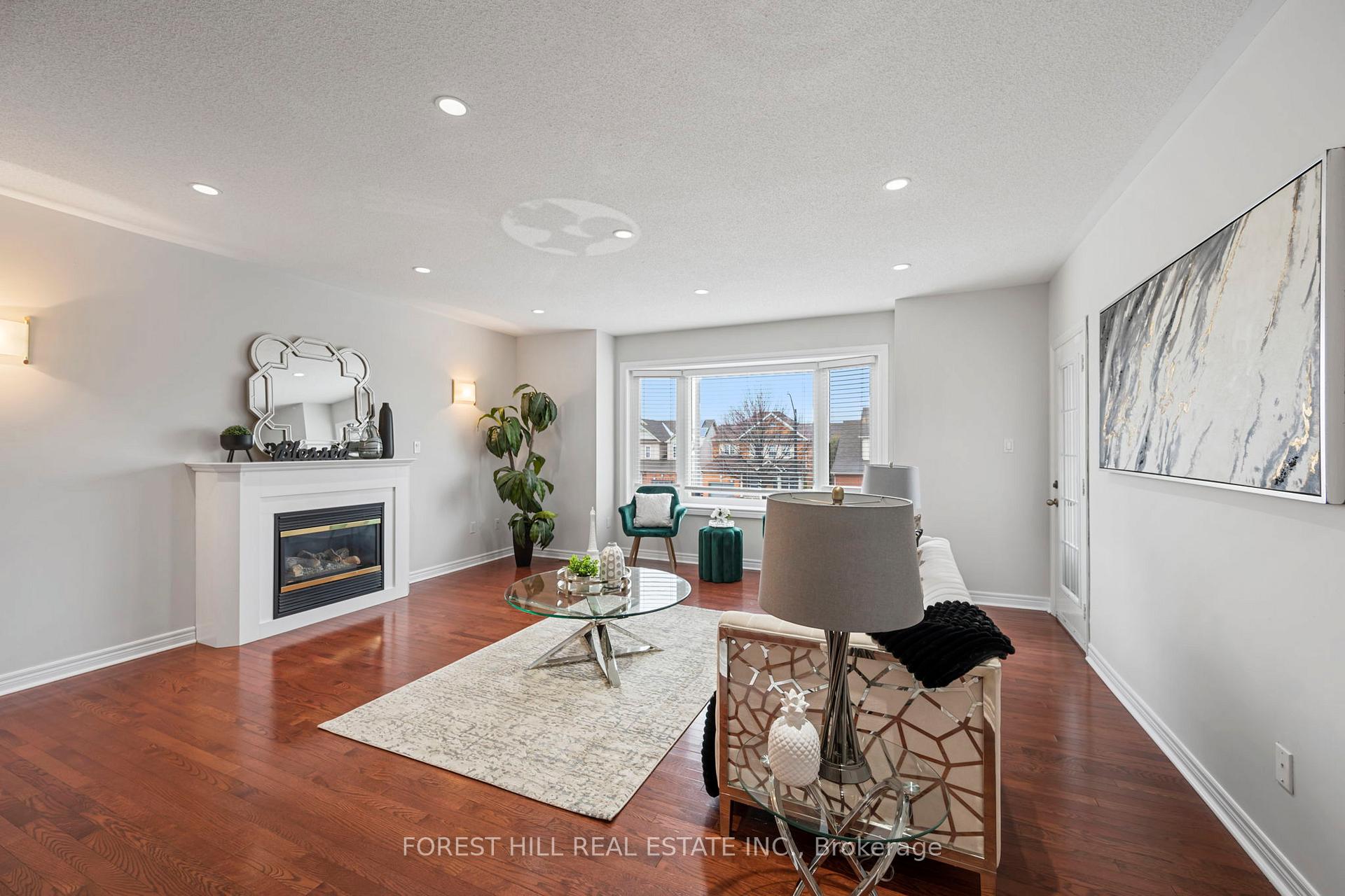 Photo 18 of 99 Gateway Drive, Aurora, Bayview Wellington — HOMEH