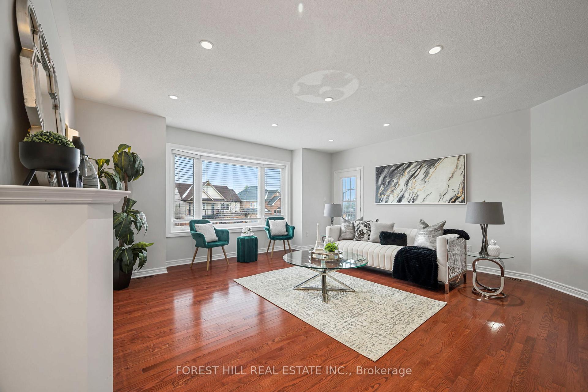 Photo 15 of 99 Gateway Drive, Aurora, Bayview Wellington — HOMEH
