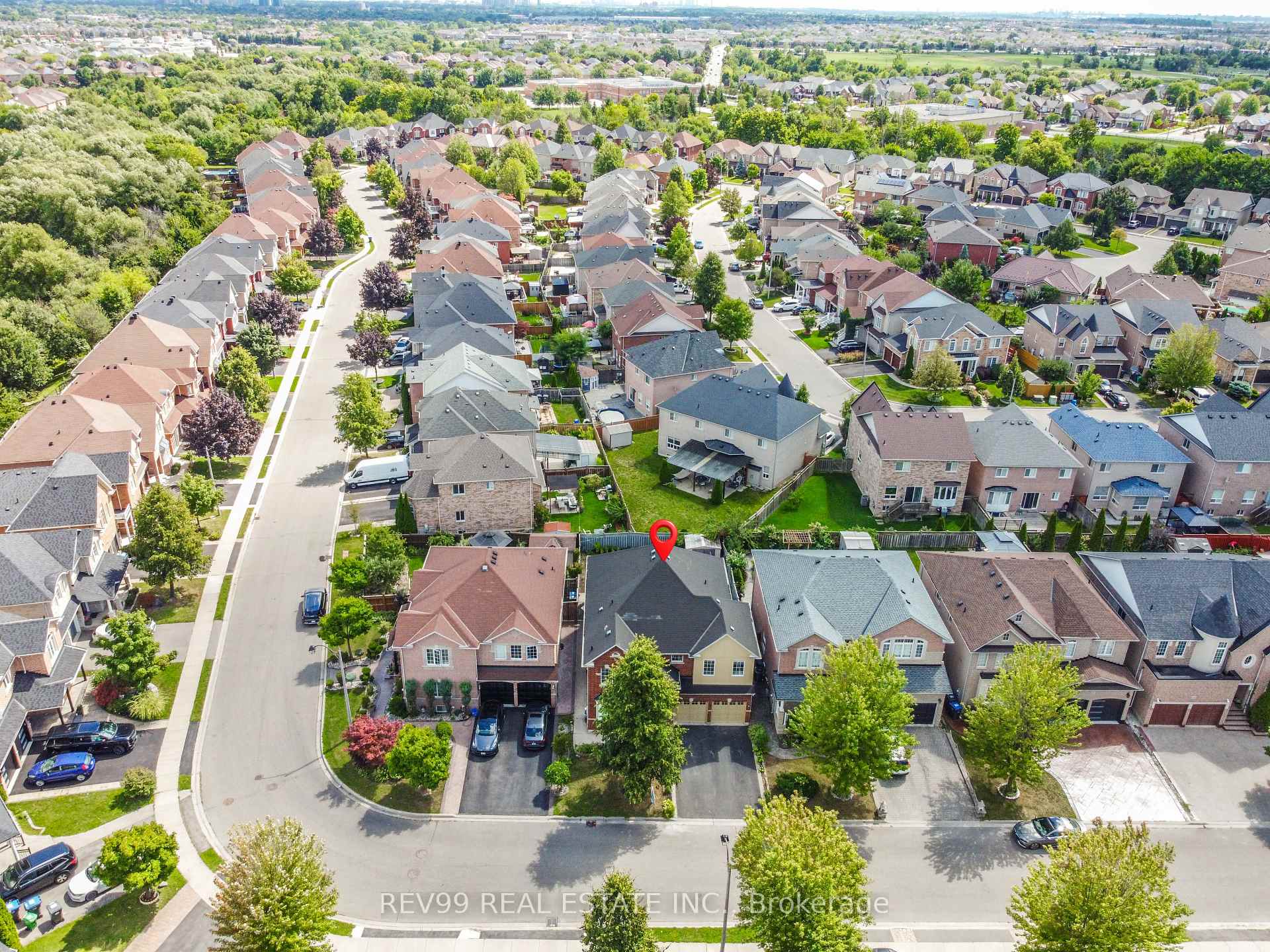 Photo 4 of 39 Bonistel Crescent, Brampton, Fletcher's Meadow — HOMEH