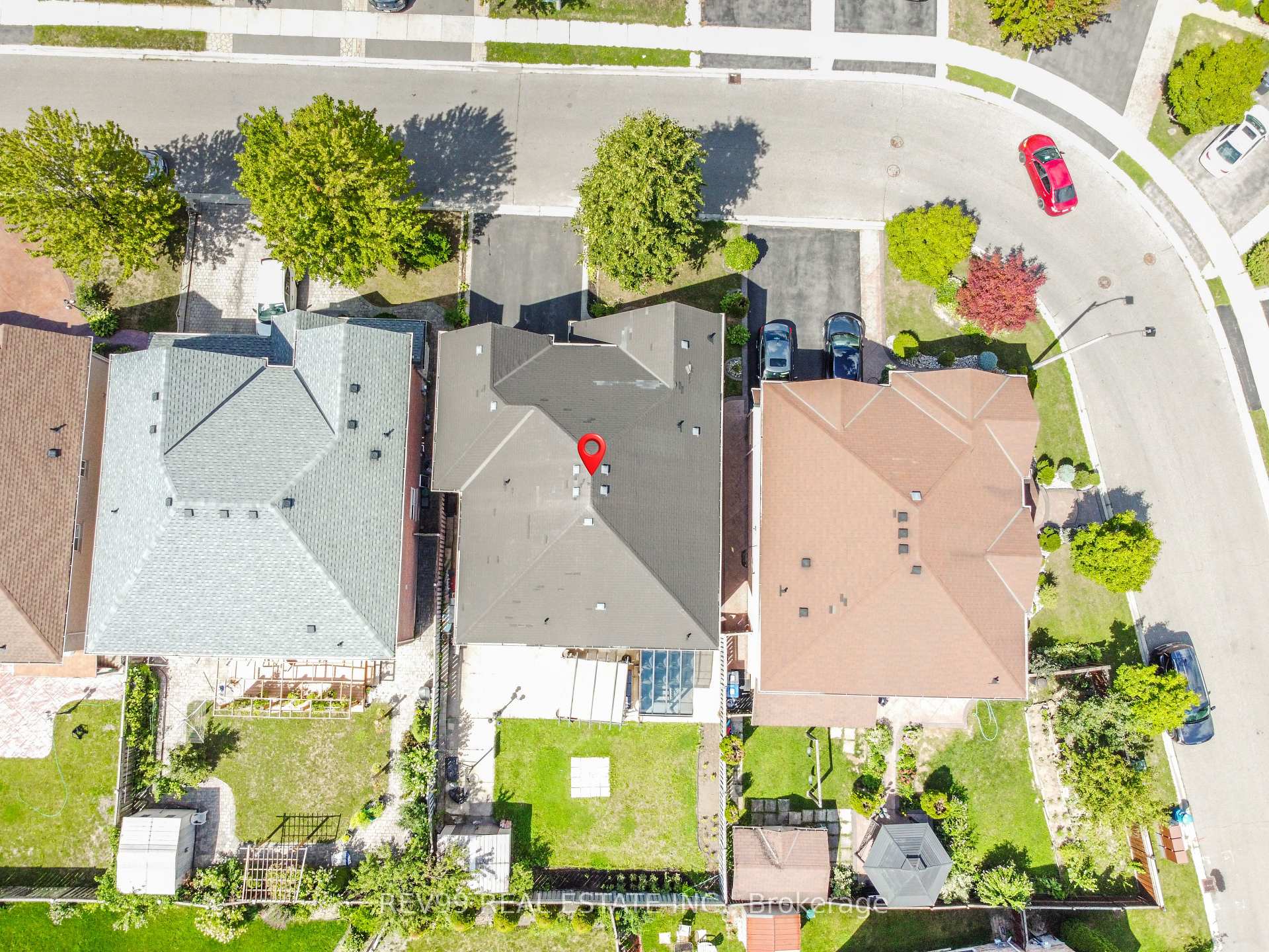 Photo 6 of 39 Bonistel Crescent, Brampton, Fletcher's Meadow — HOMEH