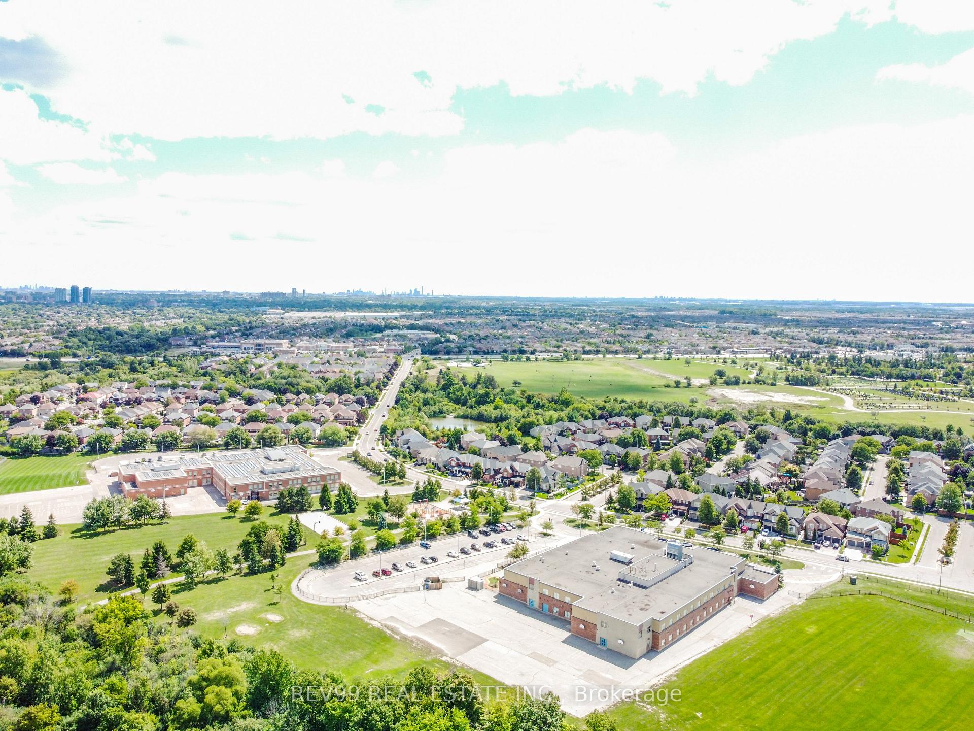 Photo 8 of 39 Bonistel Crescent, Brampton, Fletcher's Meadow — HOMEH