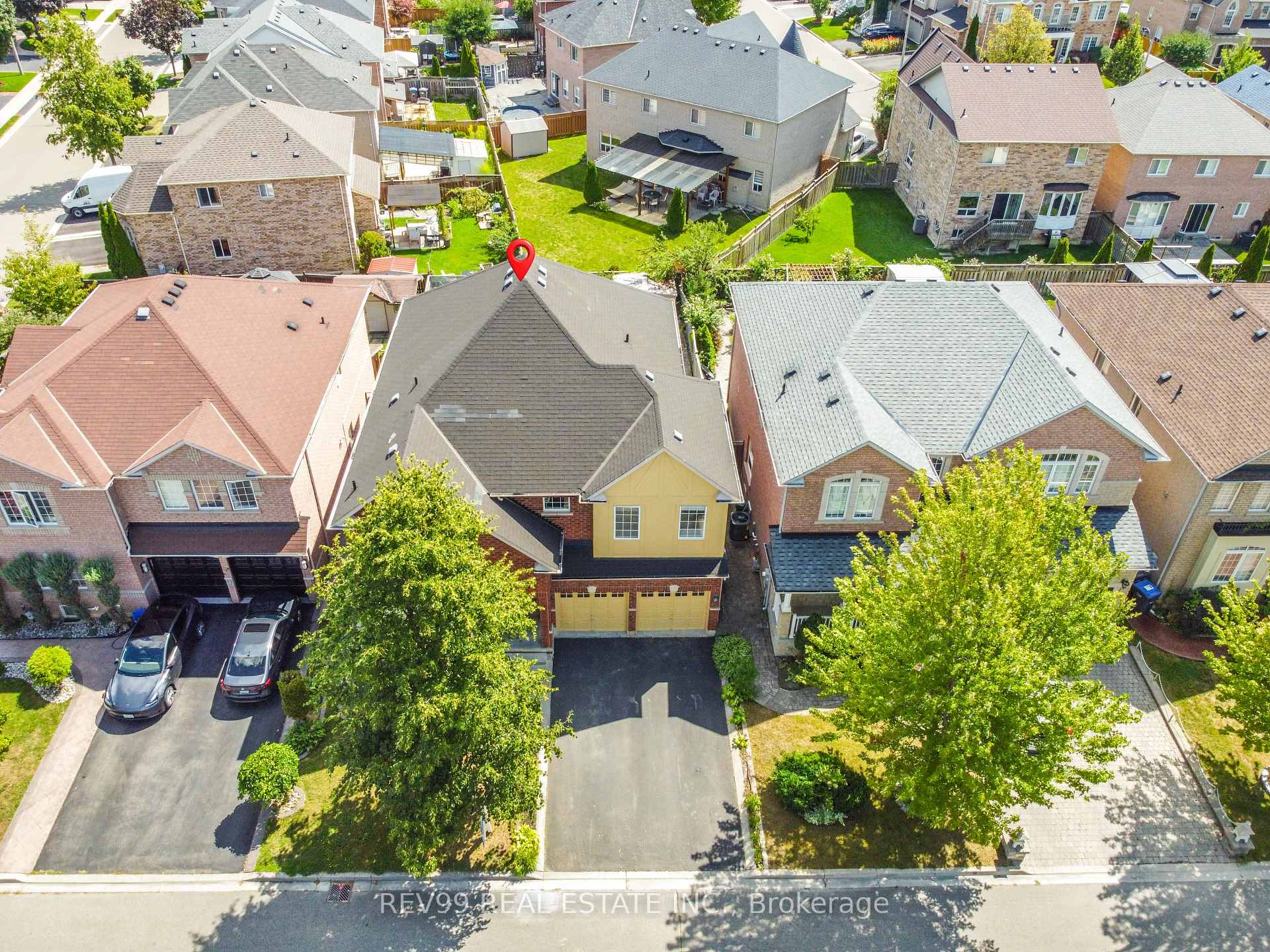 Photo 10 of 39 Bonistel Crescent, Brampton, Fletcher's Meadow — HOMEH