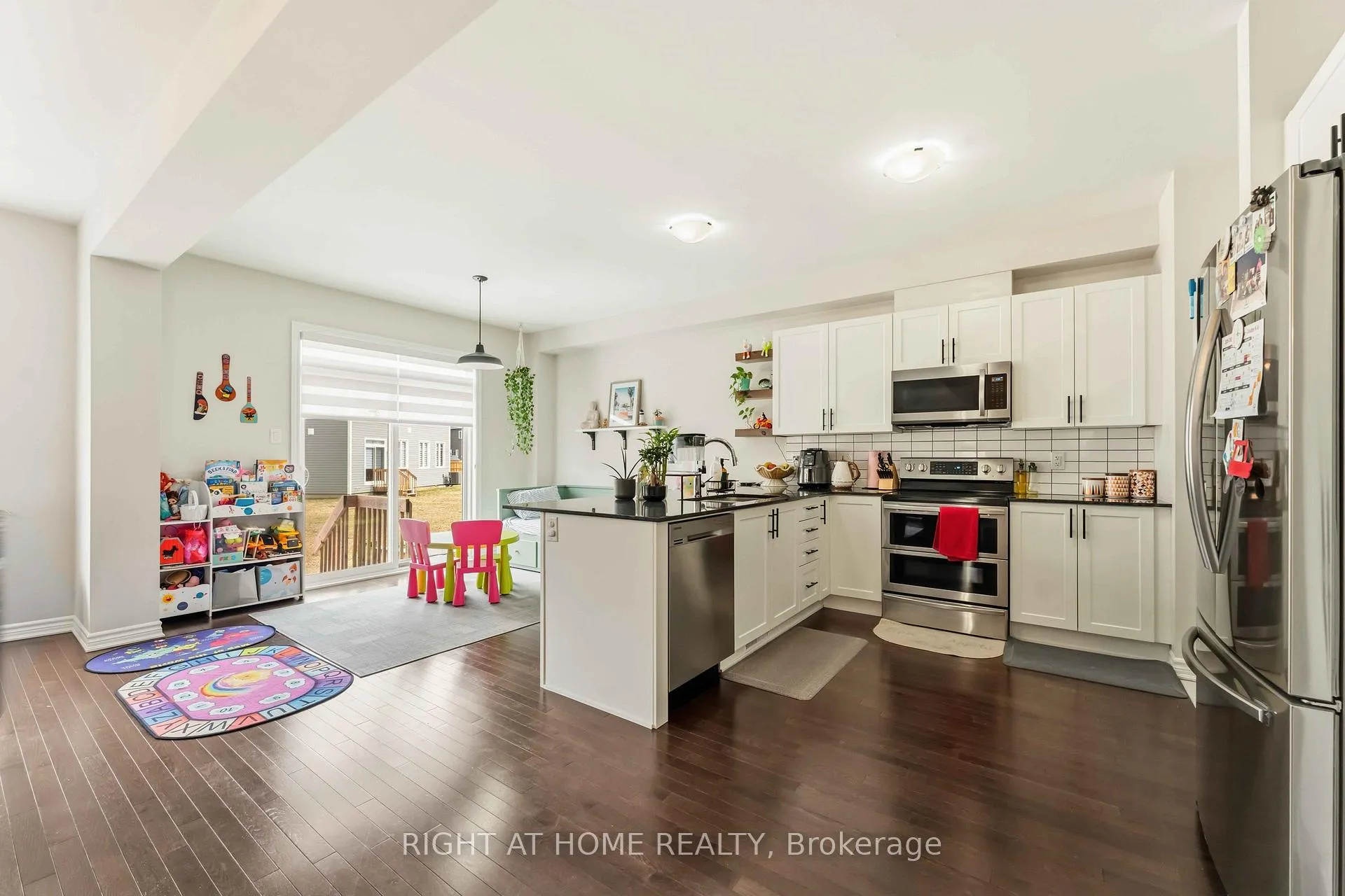 Photo 8 of 1006 Keeper Heights, Ottawa, Goulbourn Twp From Franktown Rd/South To Rideau — HOMEH