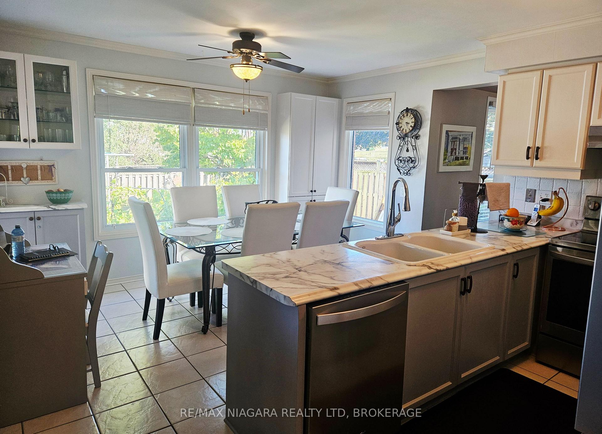 Photo 6 of 26 Strada Boulevard, St. Catharines, Rykert/Vansickle — HOMEH