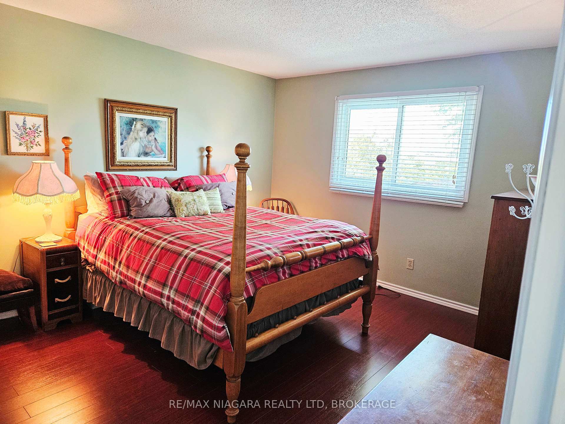 Photo 17 of 26 Strada Boulevard, St. Catharines, Rykert/Vansickle — HOMEH