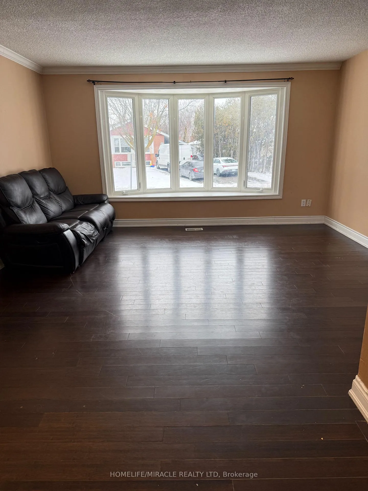 Photo 3 of 26 Alexandria Crescent, Brampton, Avondale — HOMEH