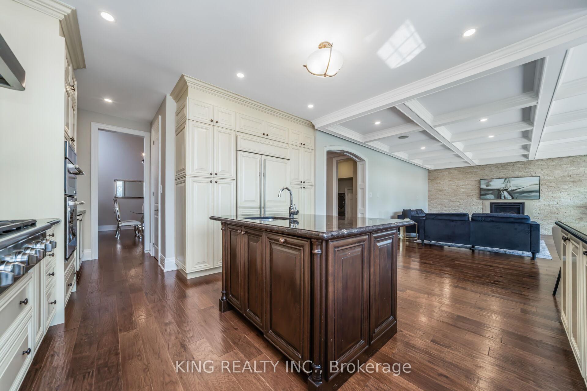 Photo 4 of 136 Coastline Drive, Brampton, Bram West — HOMEH
