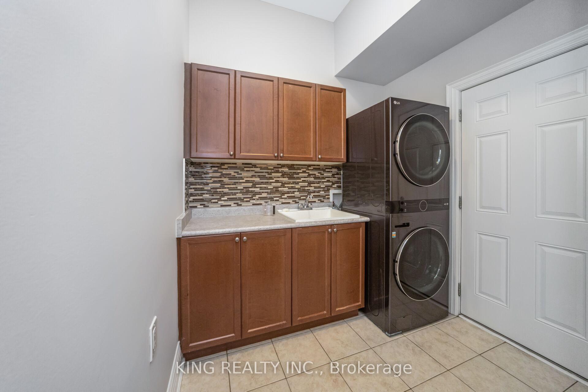 Photo 35 of 136 Coastline Drive, Brampton, Bram West — HOMEH