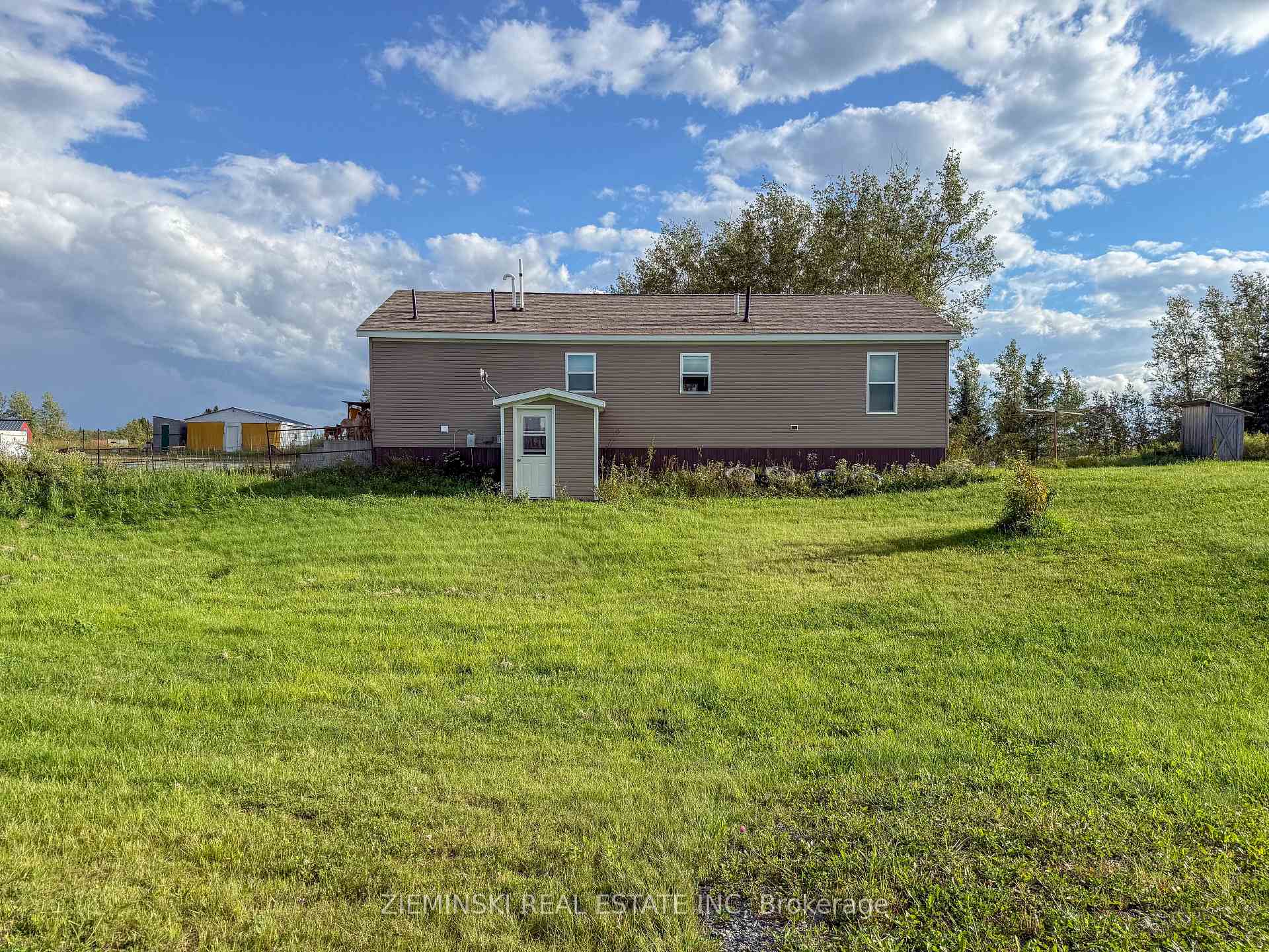 Front of 1089 Sapphire Road