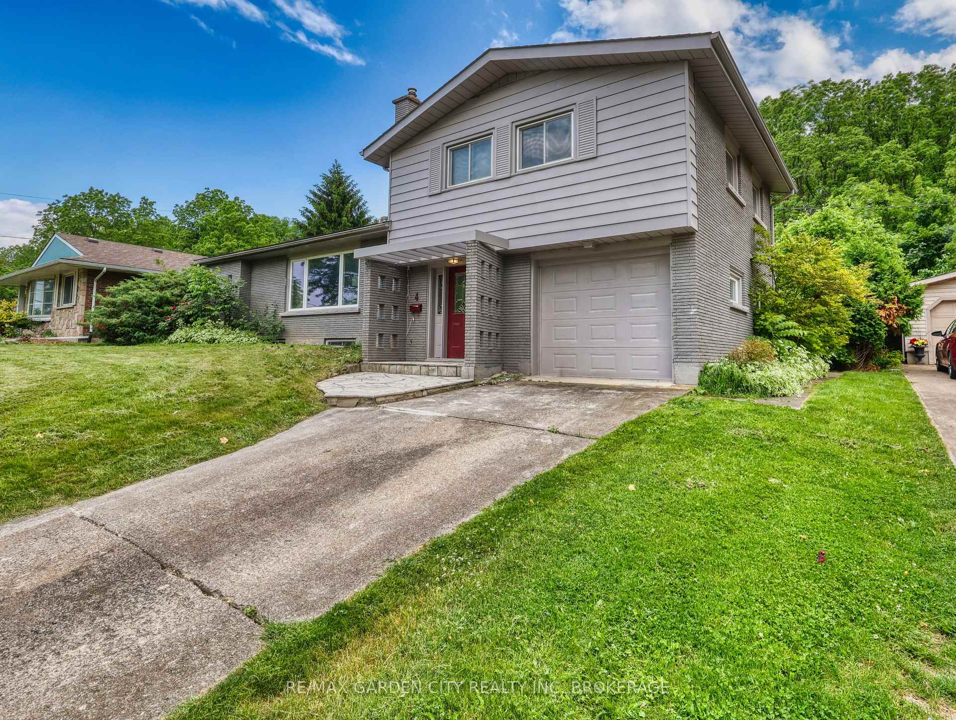 Photo 2 of 4 Rockdale Avenue, St. Catharines, Burleigh Hill — HOMEH