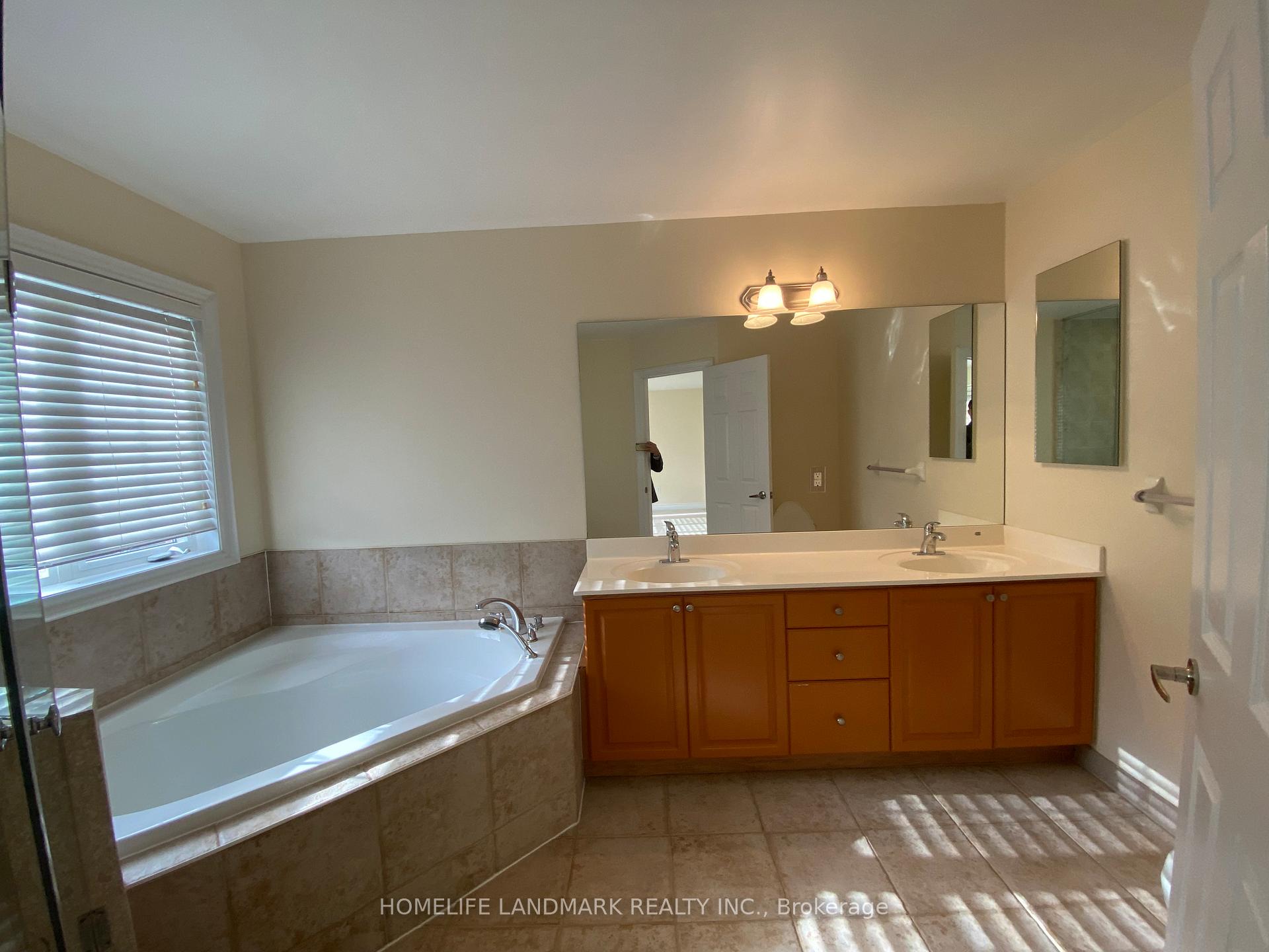 Photo 15 of 157 Legends Way, Markham, Unionville — HOMEH