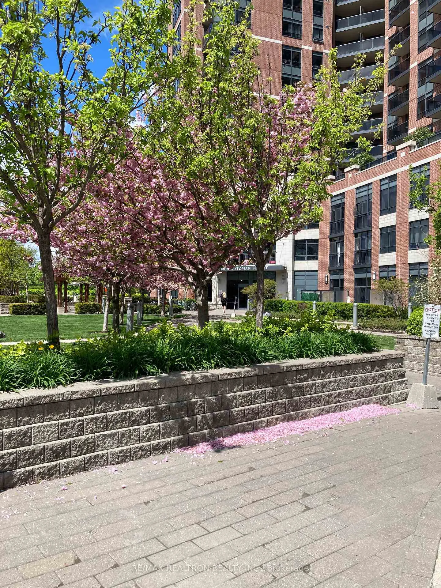 Photo 5 of Unit 535, 60 Heintzman Street, Toronto, Junction Area — HOMEH