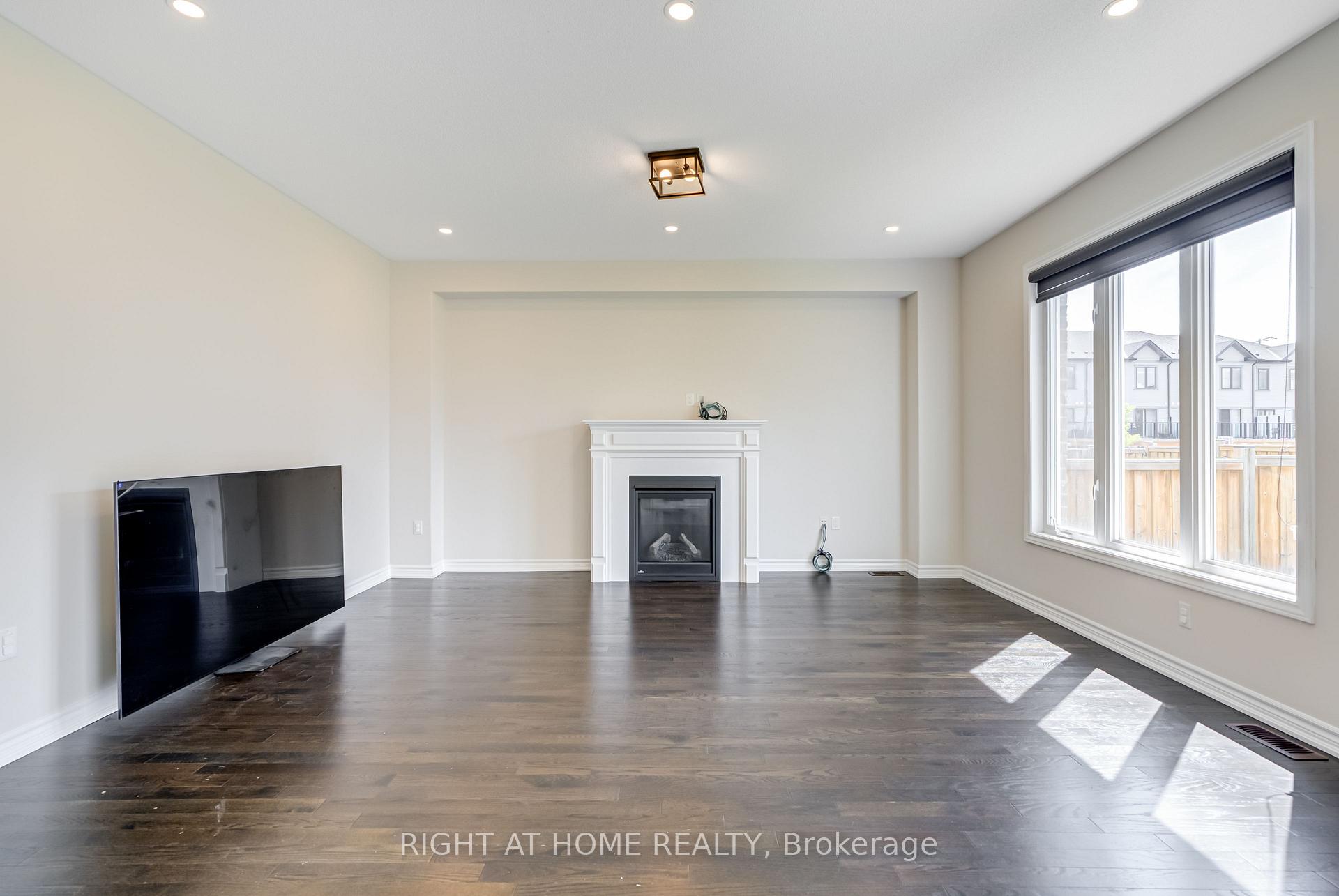 Photo 4 of 70 Moses Crescent, Clarington, Bowmanville — HOMEH