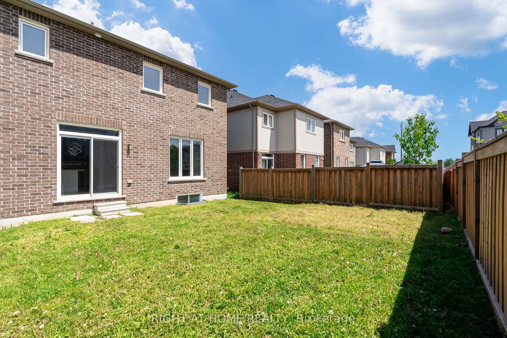 Photo 23 of 70 Moses Crescent, Clarington, Bowmanville — HOMEH