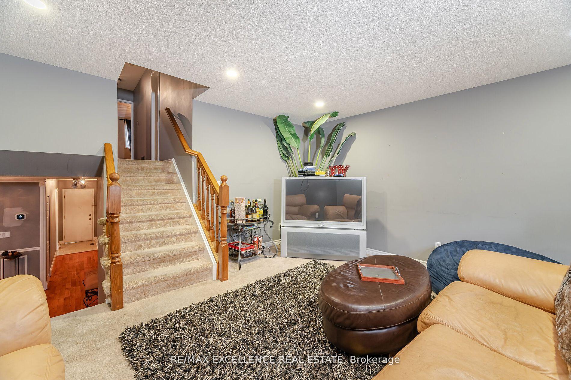 Photo 5 of 112 Elderwood Place, Brampton, Brampton North — HOMEH