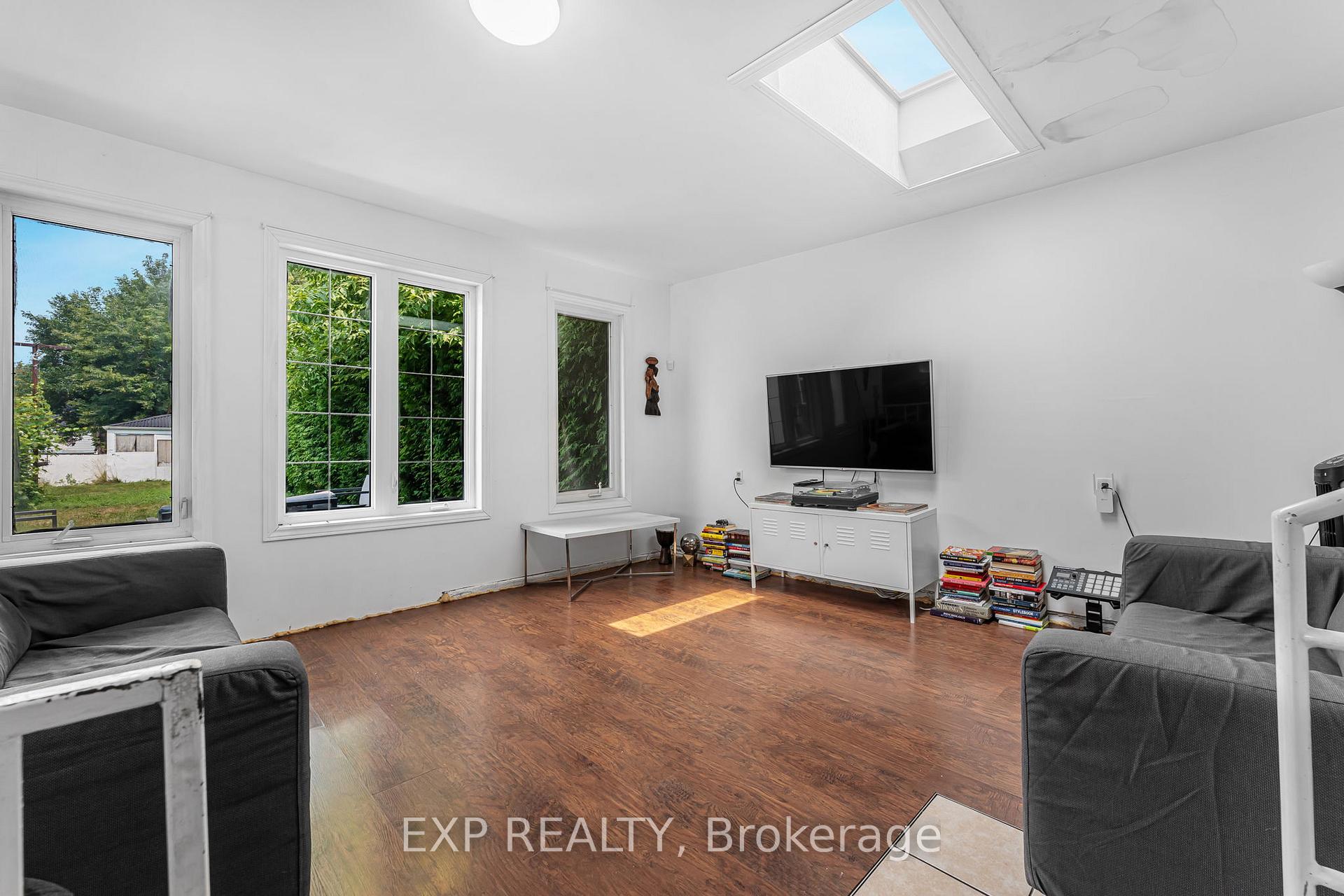 Photo 13 of 139 Wood Street E, Hamilton, North End — HOMEH
