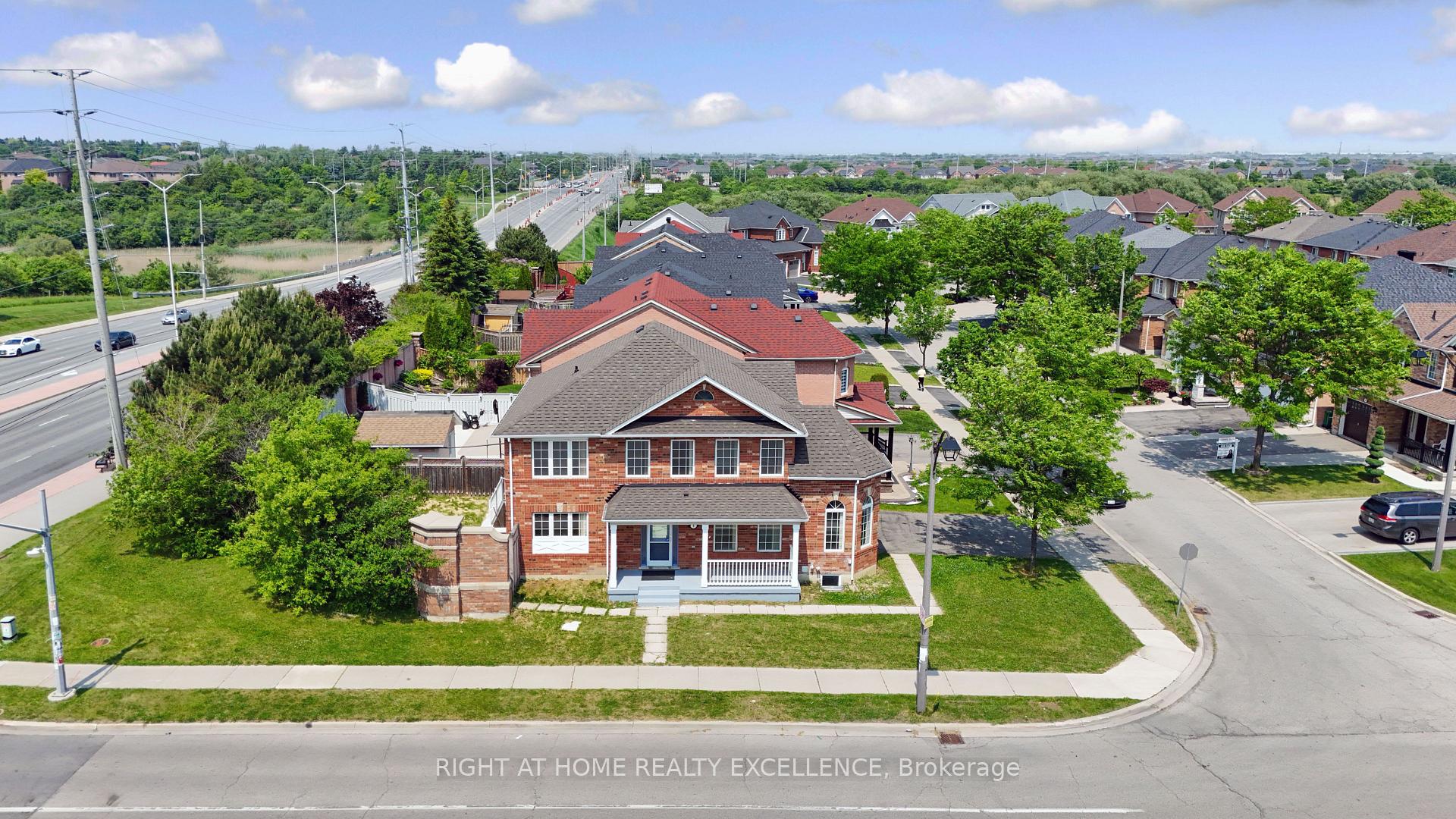 Photo 10 of 1 Bayridge Drive, Brampton, Vales of Castlemore — HOMEH