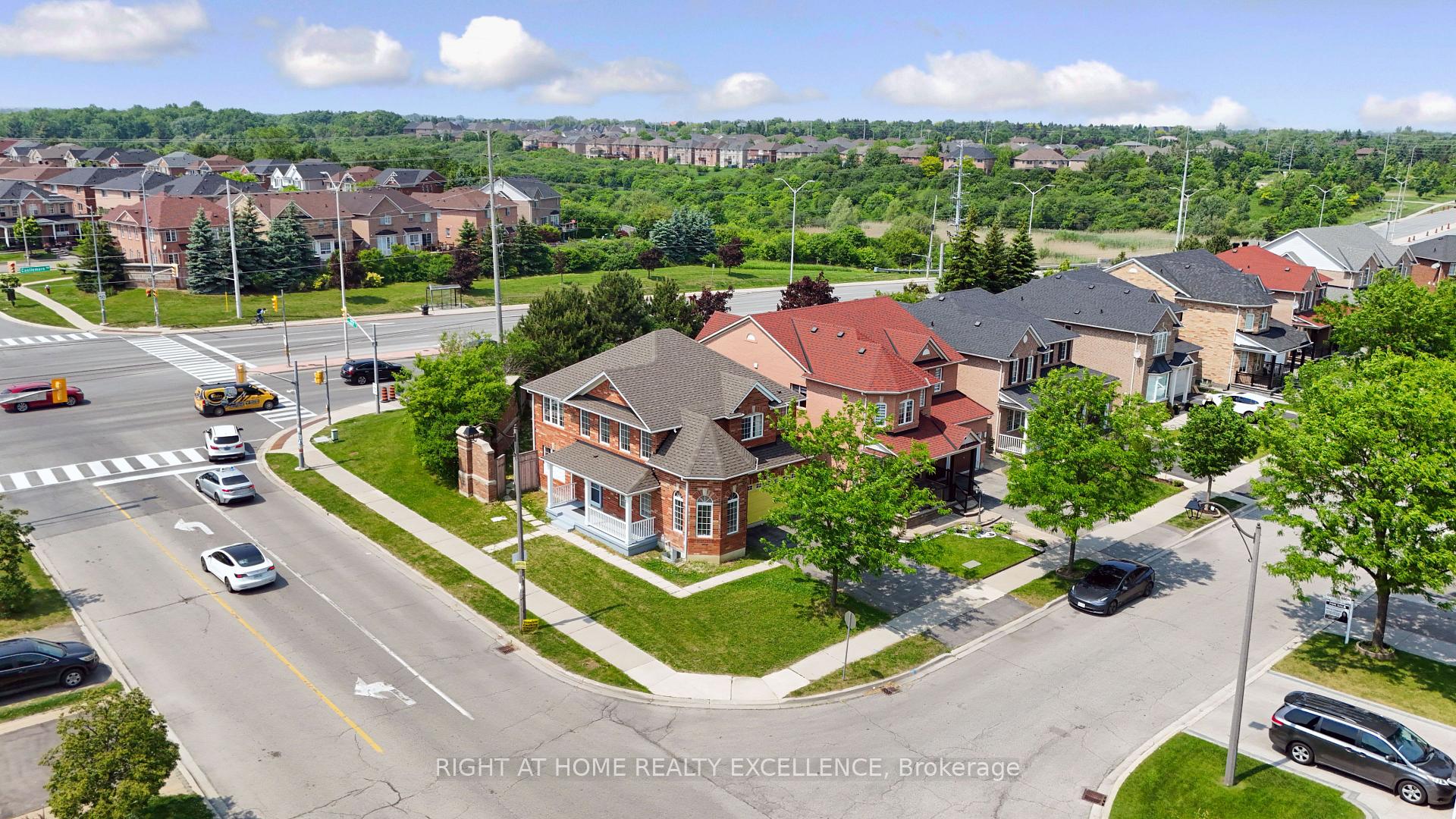 Photo 3 of 1 Bayridge Drive, Brampton, Vales of Castlemore — HOMEH
