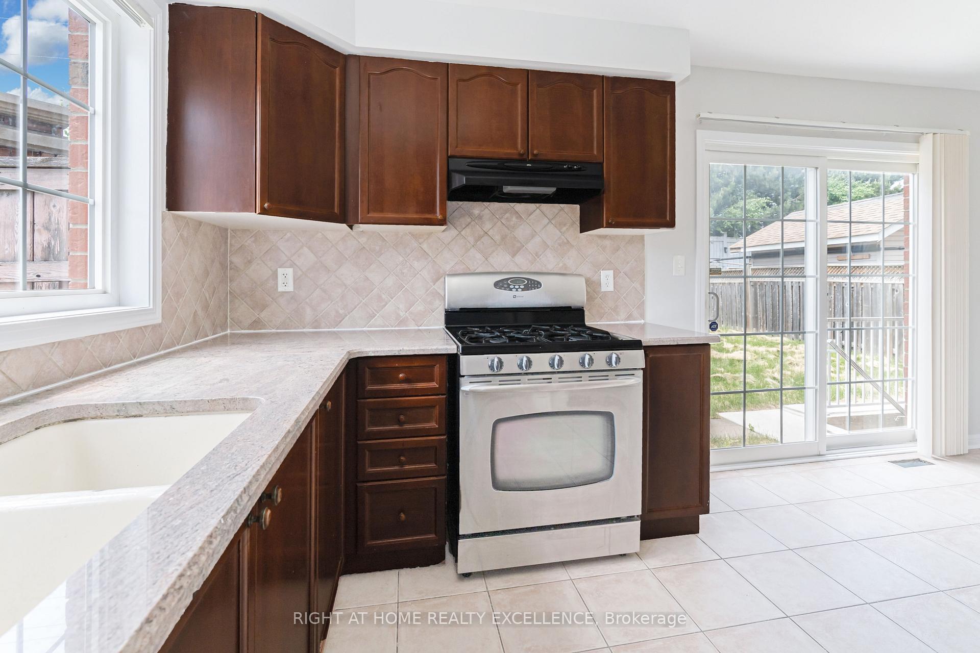 Photo 13 of 1 Bayridge Drive, Brampton, Vales of Castlemore — HOMEH