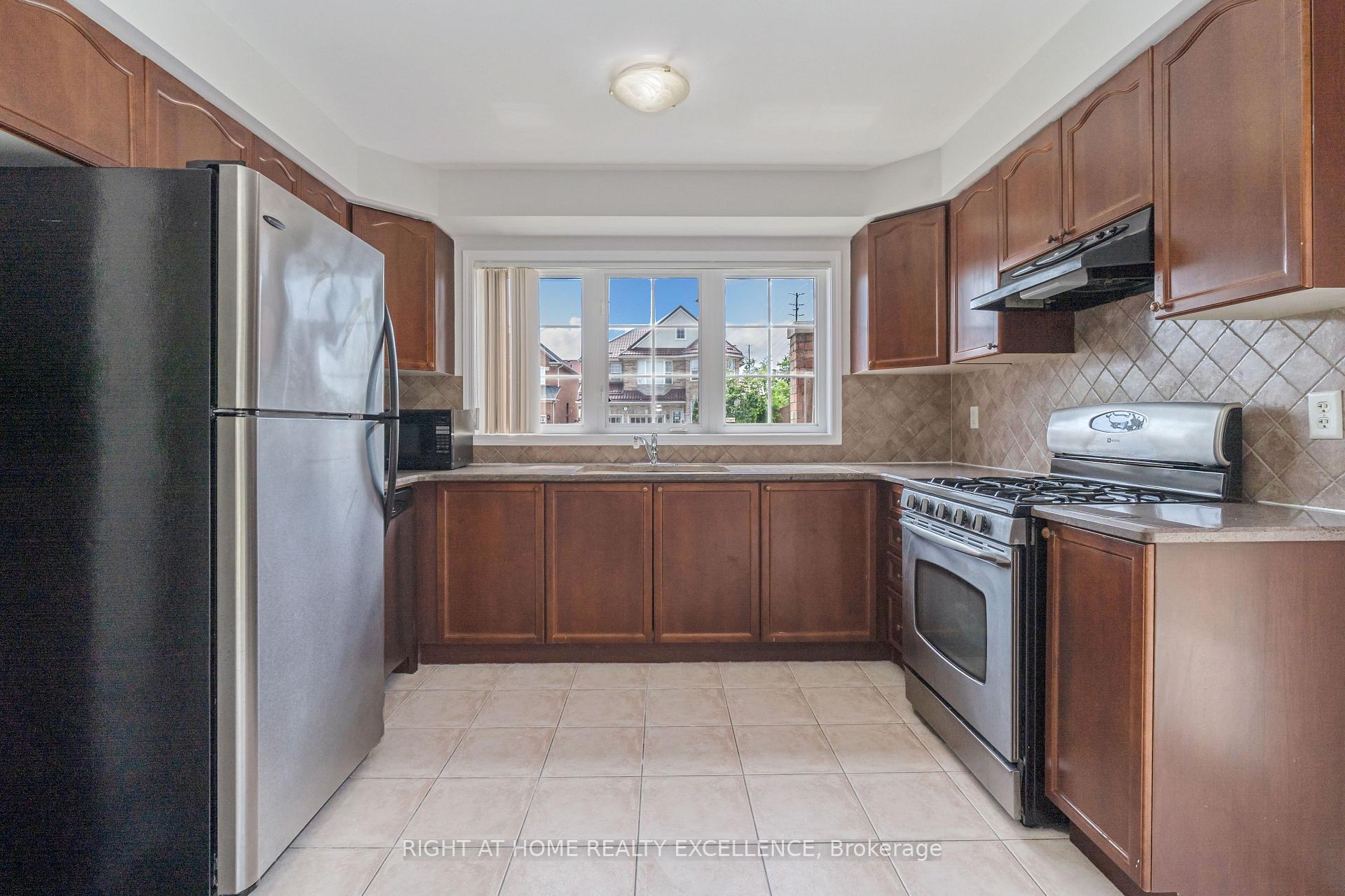 Photo 37 of 1 Bayridge Drive, Brampton, Vales of Castlemore — HOMEH