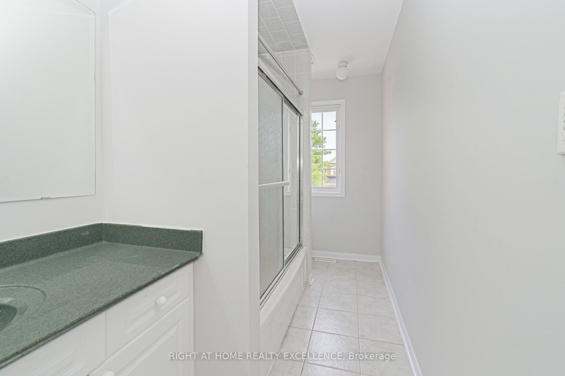 Photo 8 of 1 Bayridge Drive, Brampton, Vales of Castlemore — HOMEH