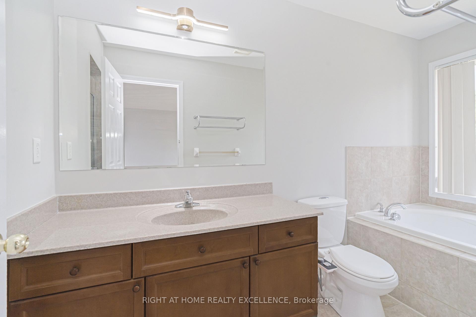 Photo 5 of 1 Bayridge Drive, Brampton, Vales of Castlemore — HOMEH