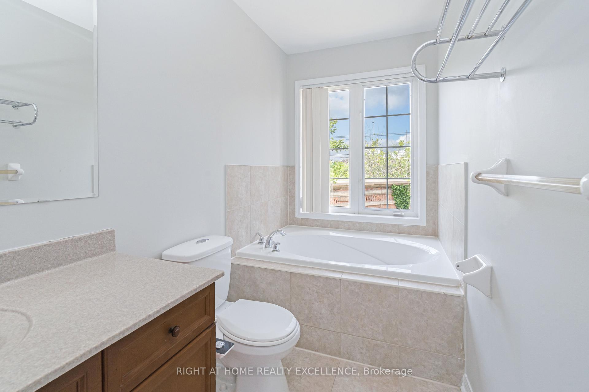 Photo 12 of 1 Bayridge Drive, Brampton, Vales of Castlemore — HOMEH