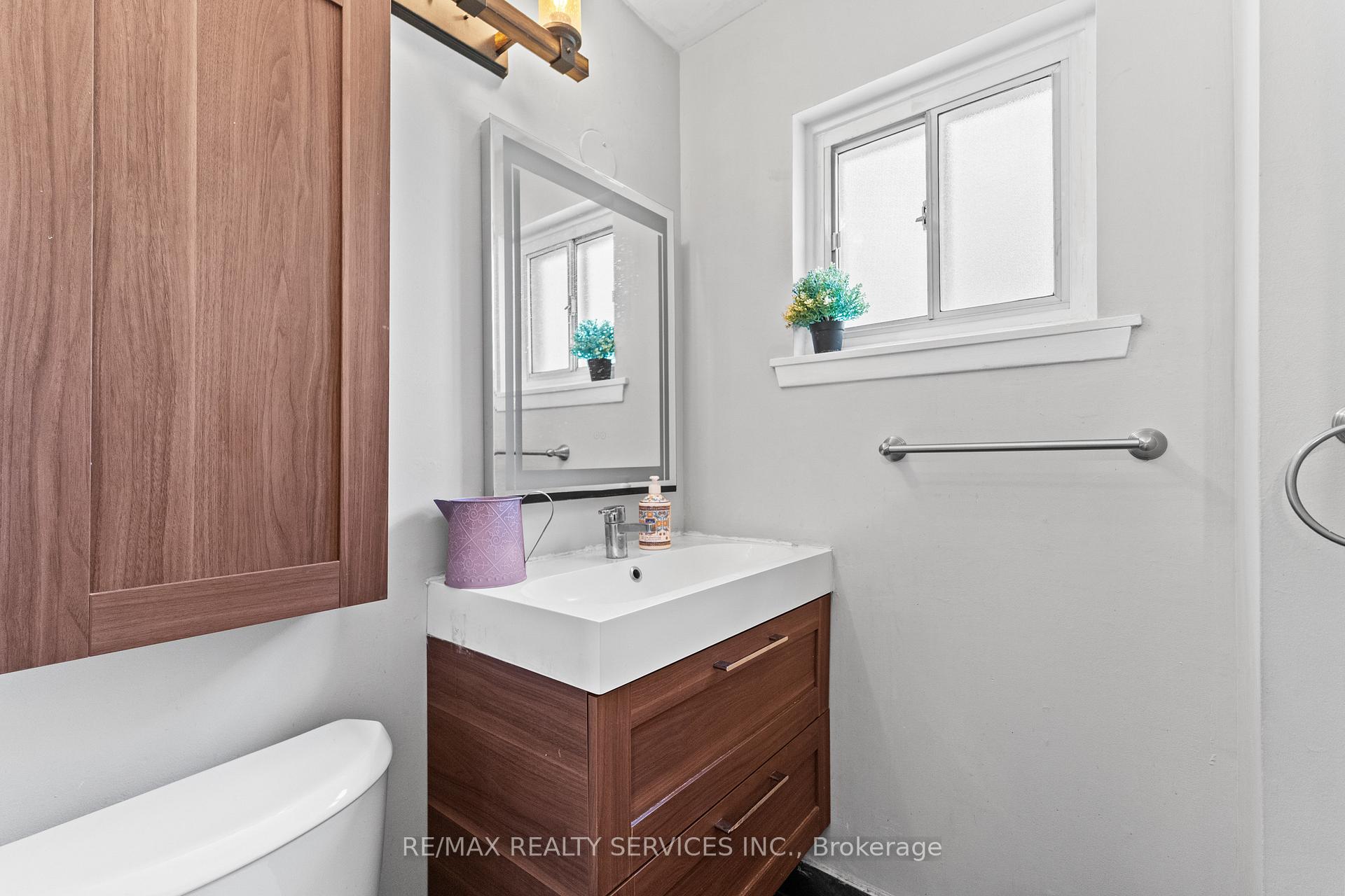 Photo 11 of 80 Brookland Drive, Brampton, Avondale — HOMEH