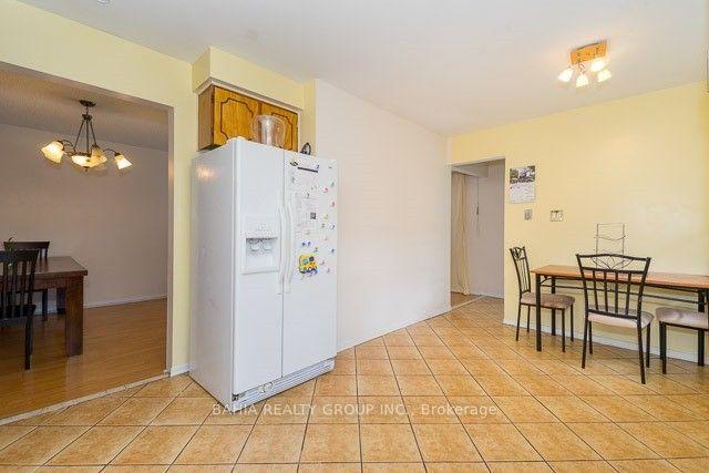Photo 2 of 14 Newlyn Crescent, Brampton, Brampton North — HOMEH