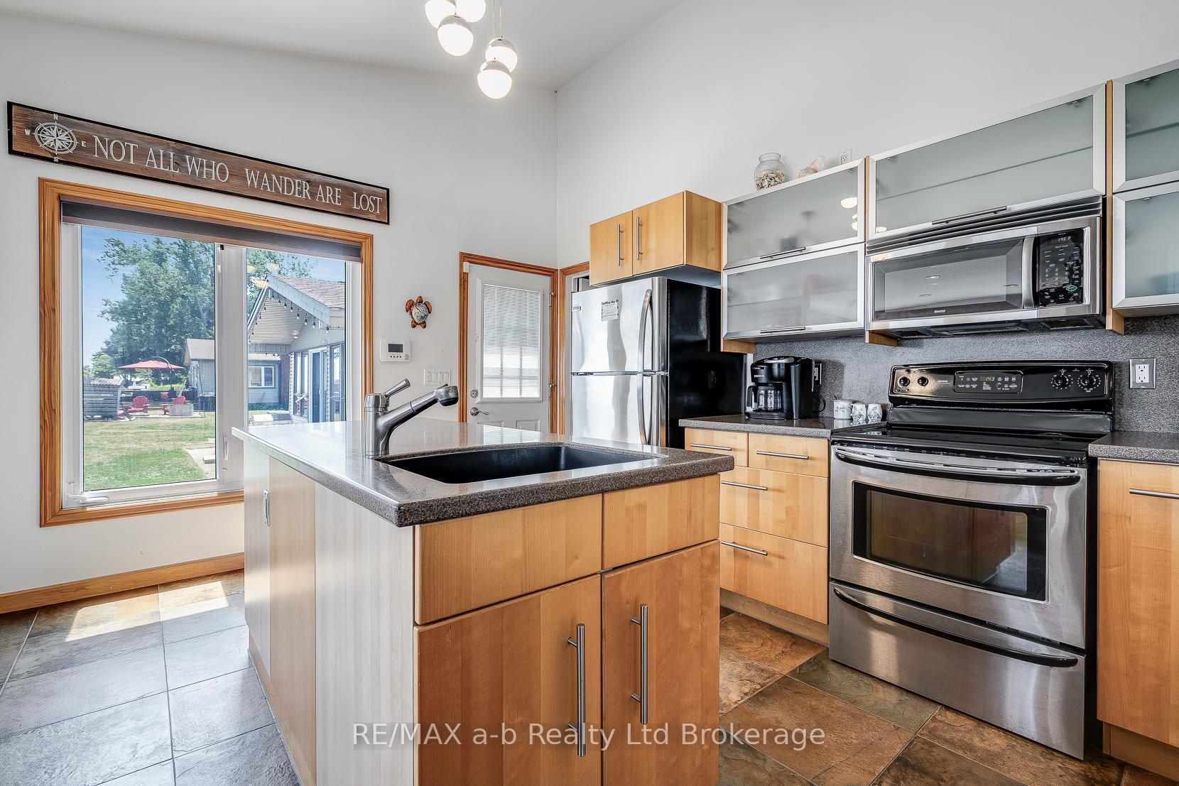 Photo 11 of 51 Marentette Beach Road, Leamington — HOMEH